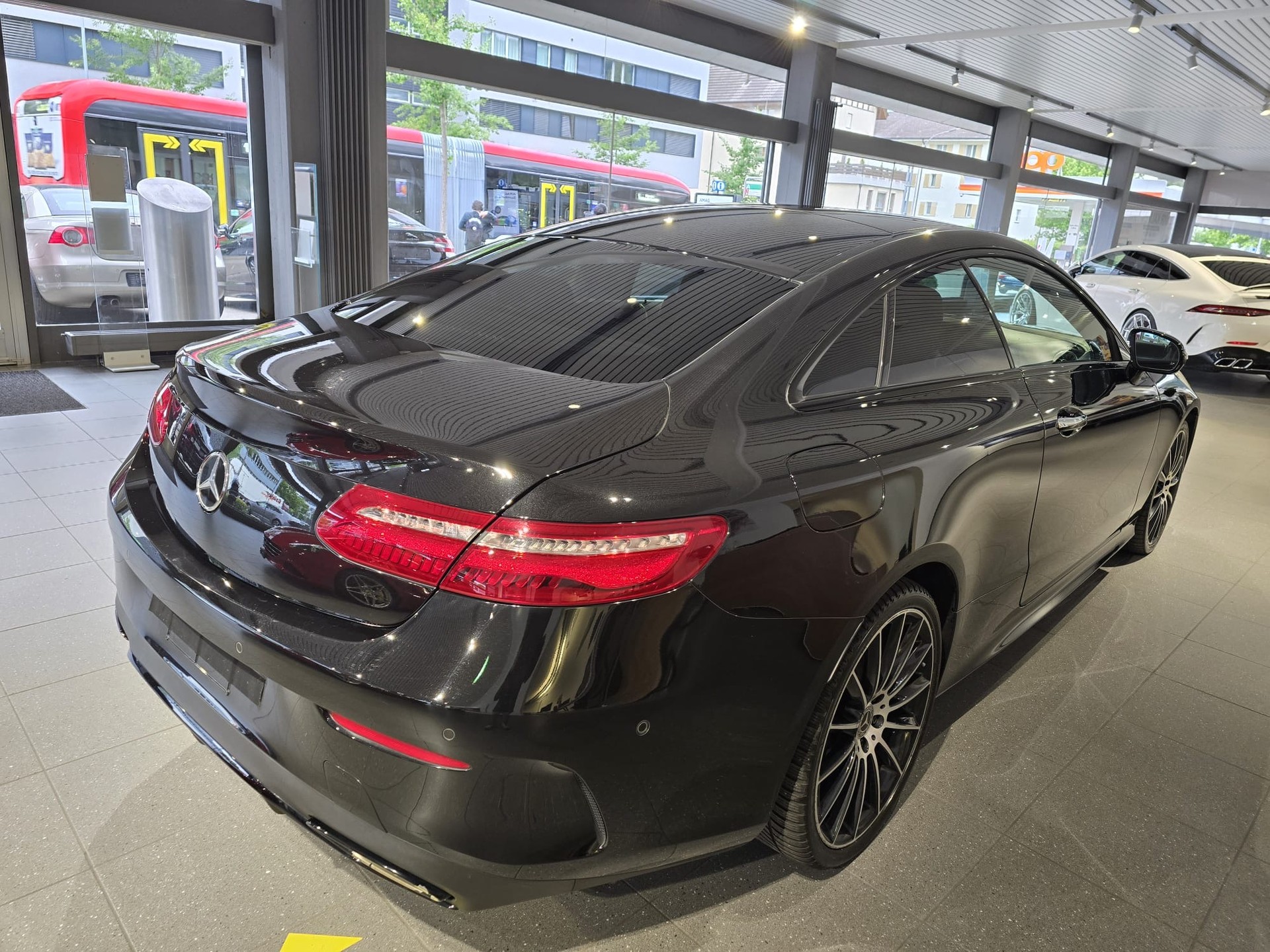 MERCEDES-BENZ E 200 Coupé Avantgarde 4 Matic 9G-Tronic-image-6