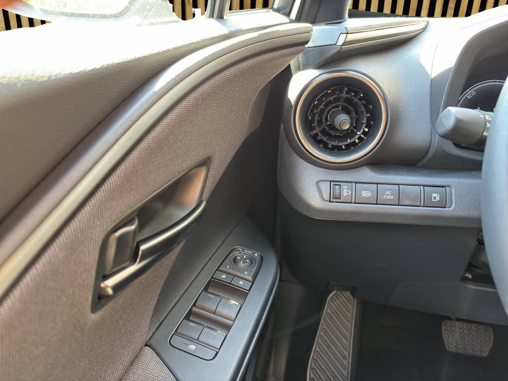 TOYOTA C-HR 2.0 PHEV Trend-image-12
