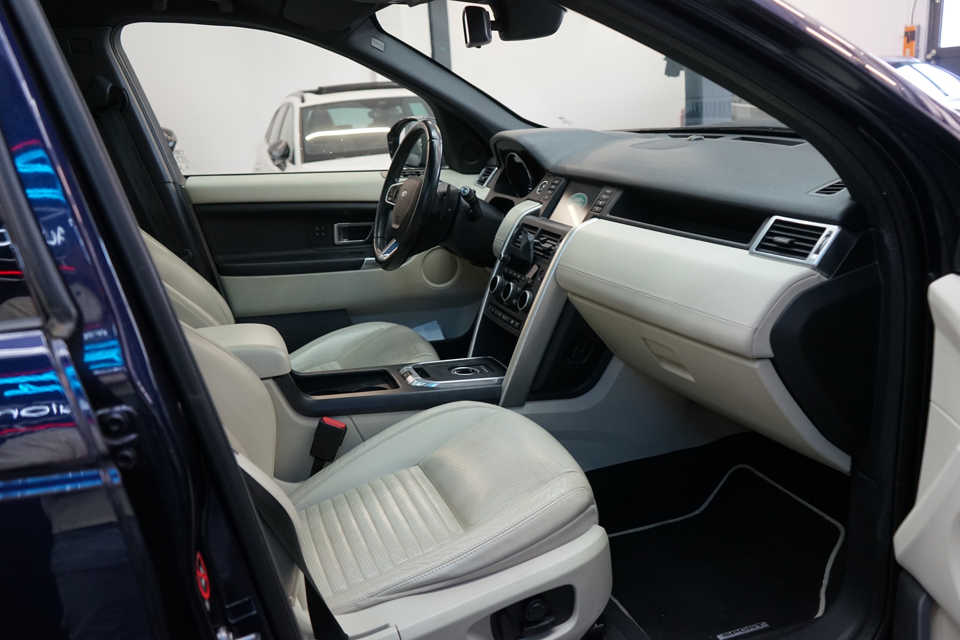 LAND ROVER Discovery Sport 2.0 Si4 HSE Luxury AT9-image-4