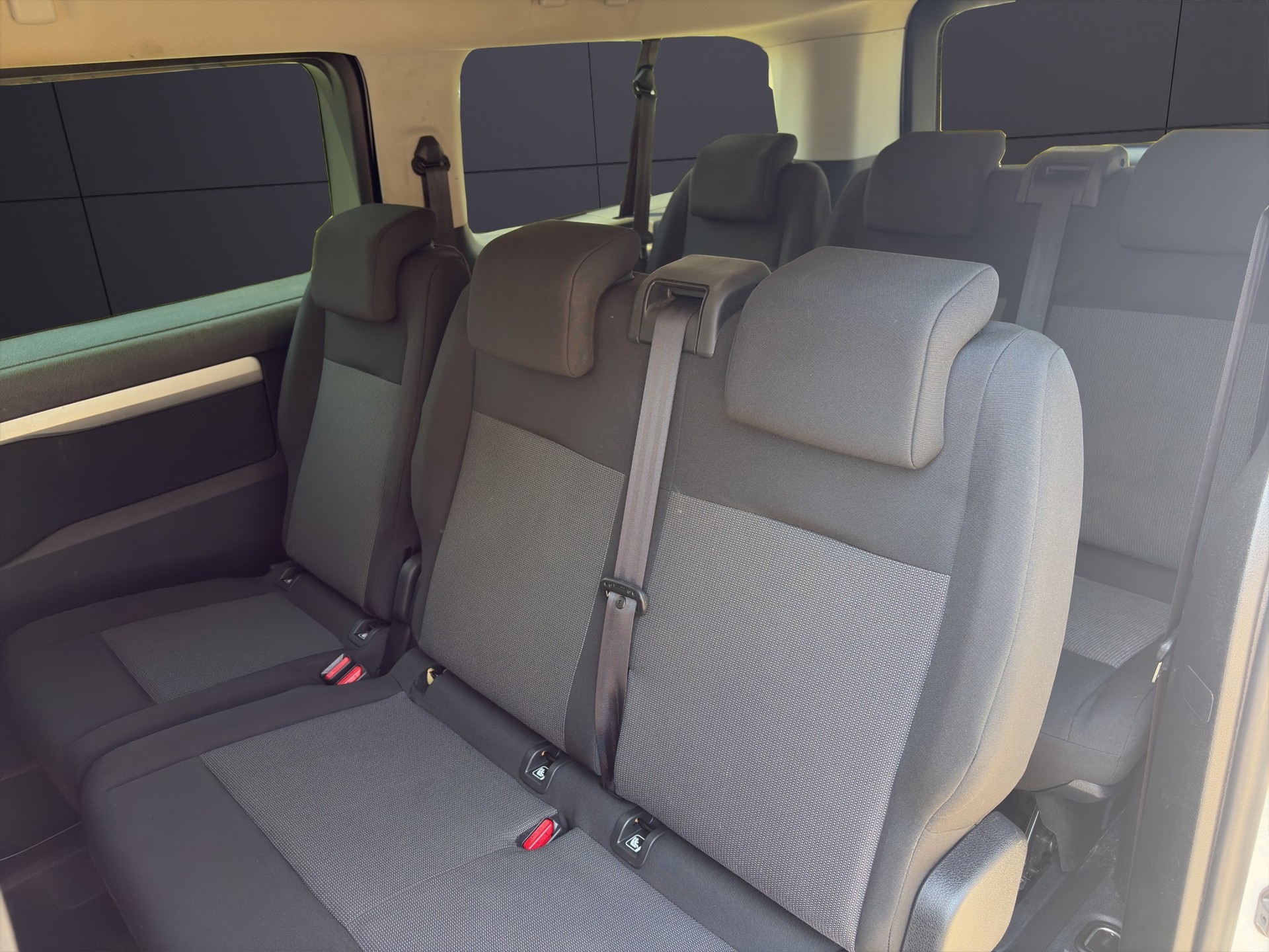 PEUGEOT Traveller 2.0 BlueHDi Business M-image-5