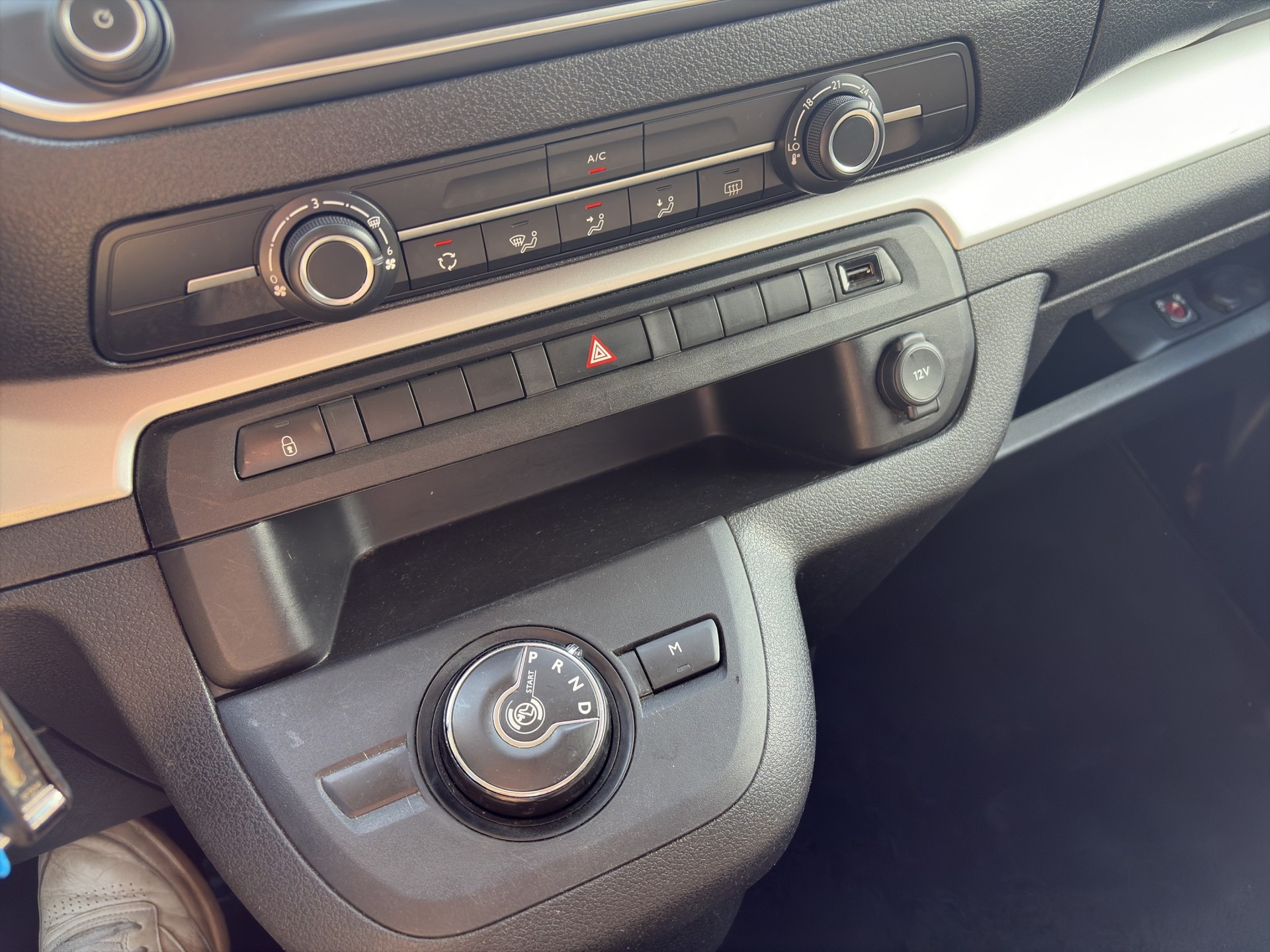PEUGEOT Traveller 2.0 BlueHDi Business M-image-9