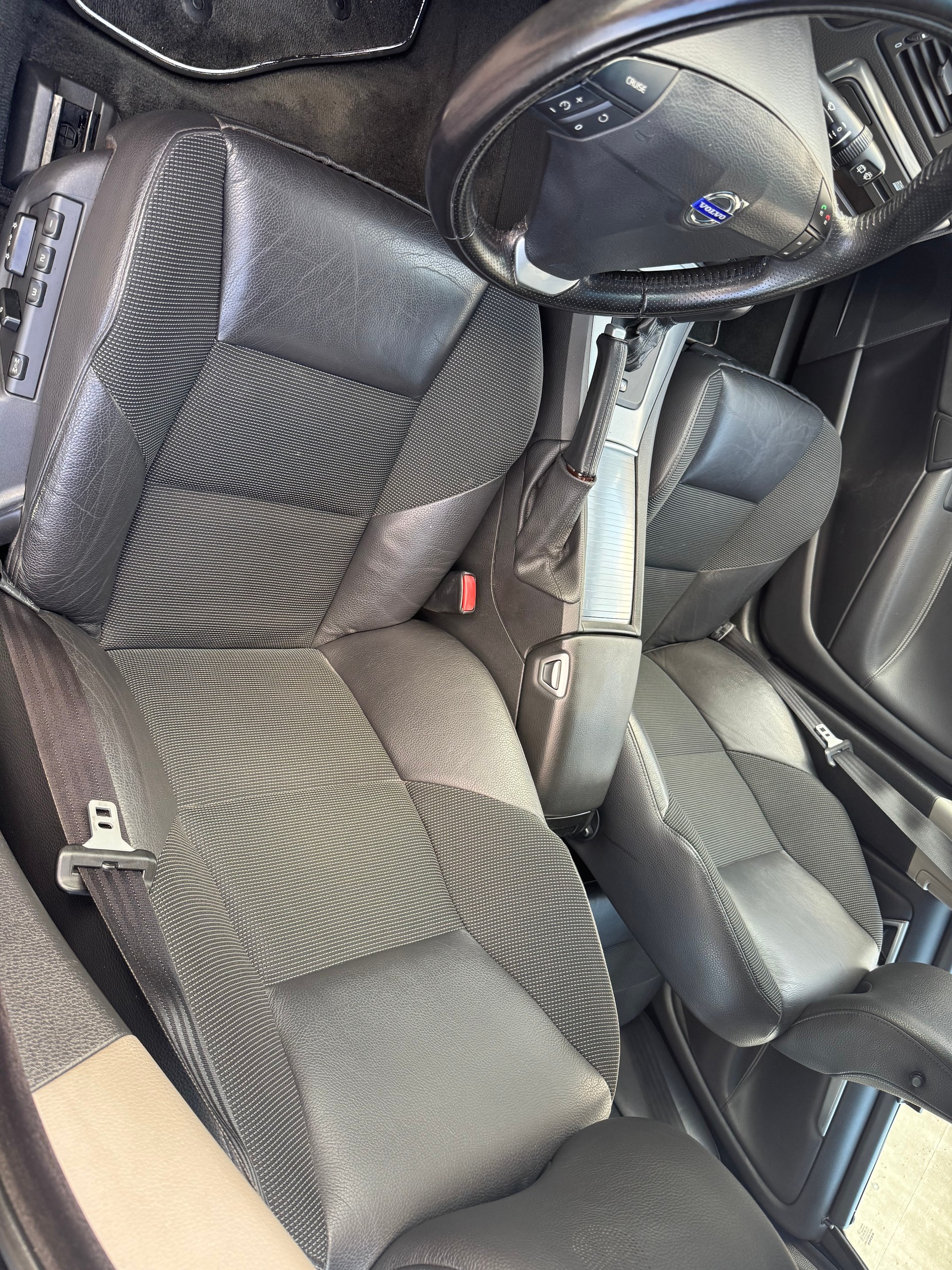 VOLVO V70 D5 AWD-image-14