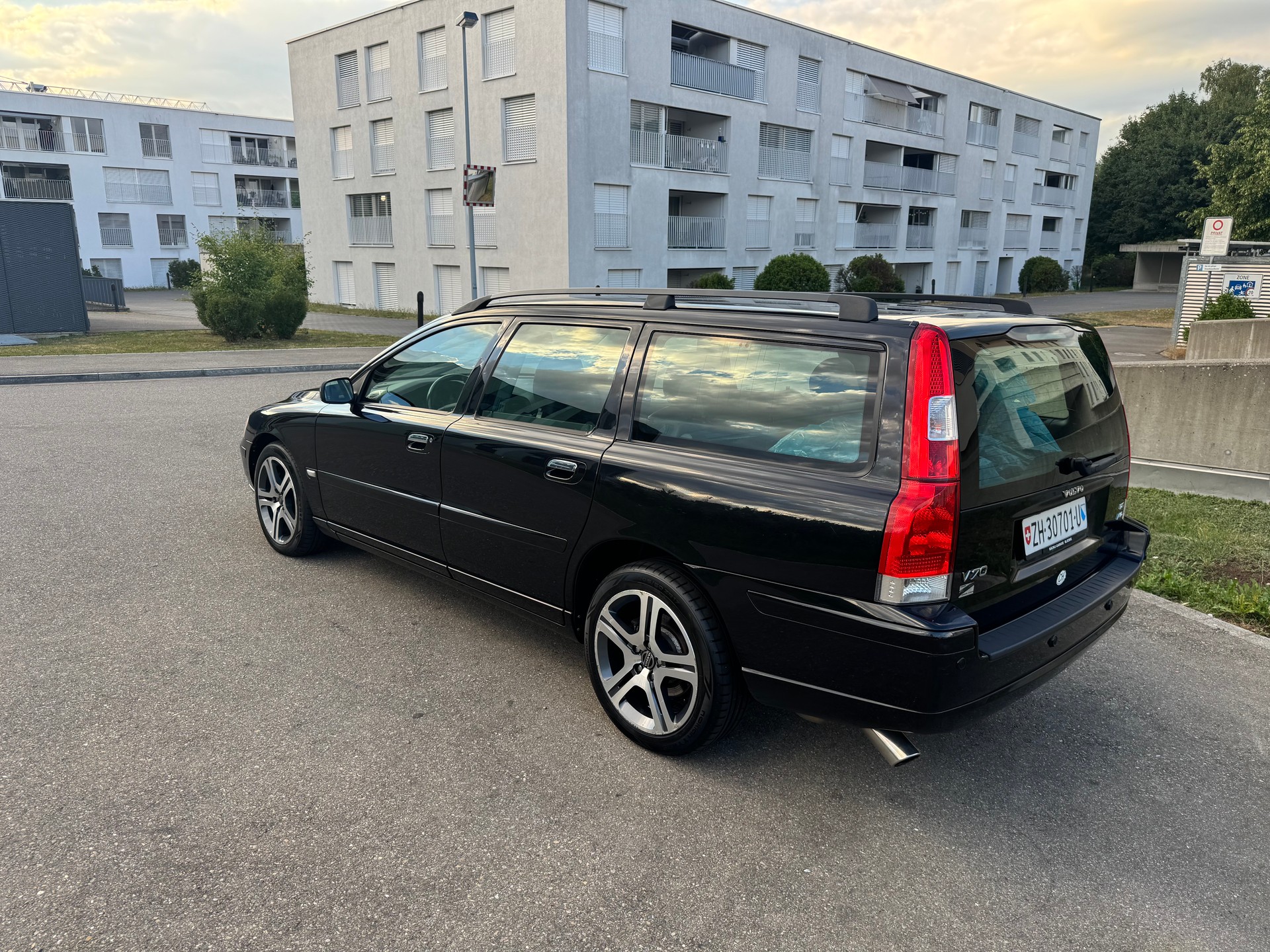 VOLVO V70 D5 AWD-image-6