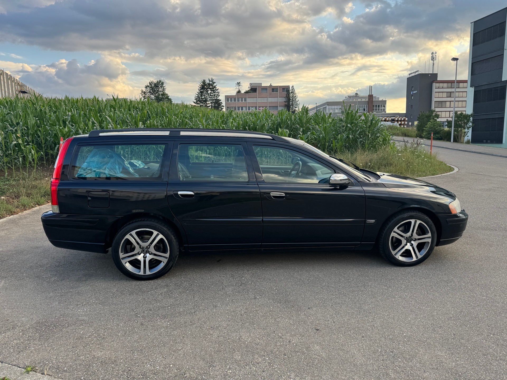 VOLVO V70 D5 AWD-image-3