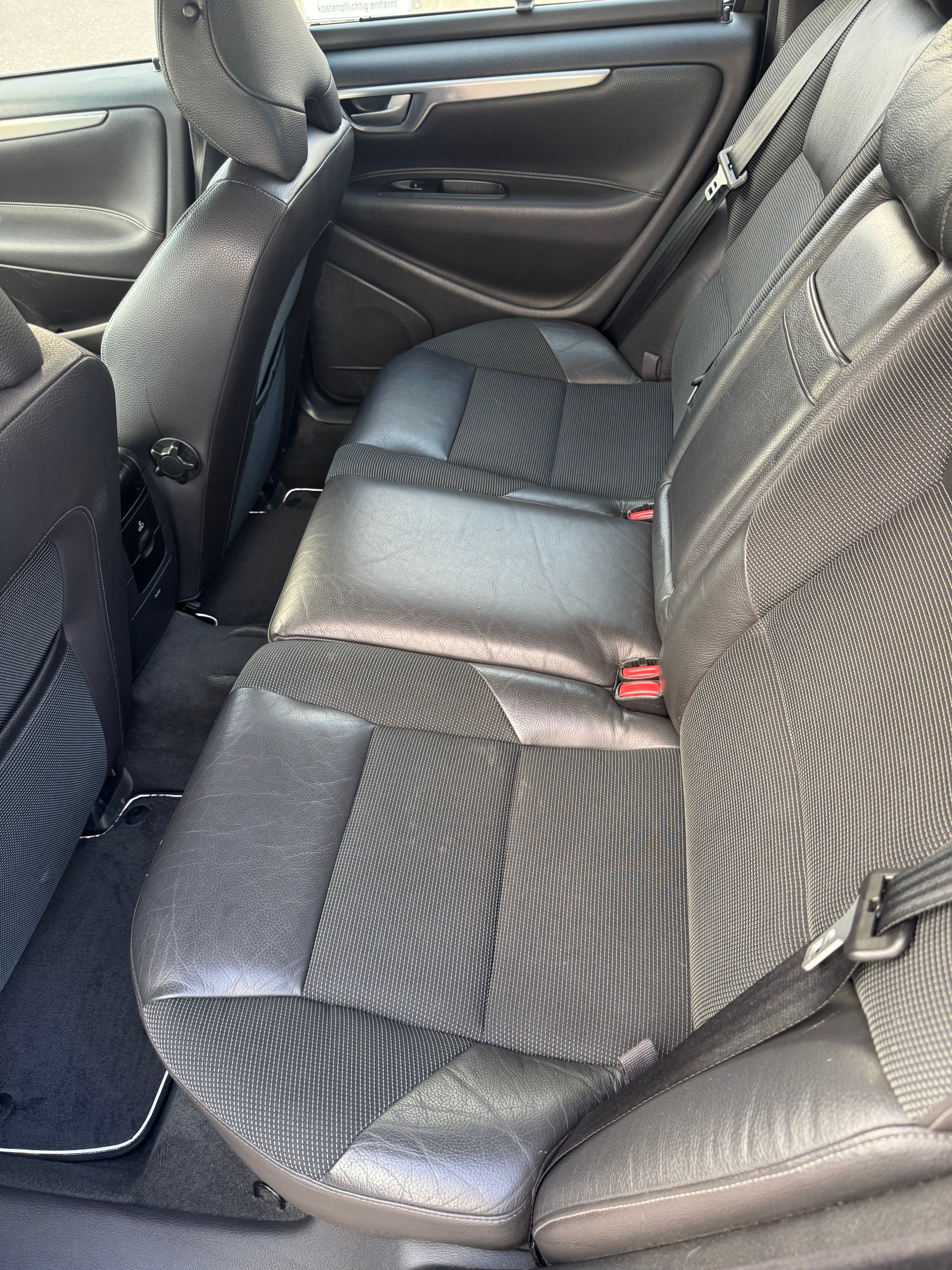 VOLVO V70 D5 AWD-image-13
