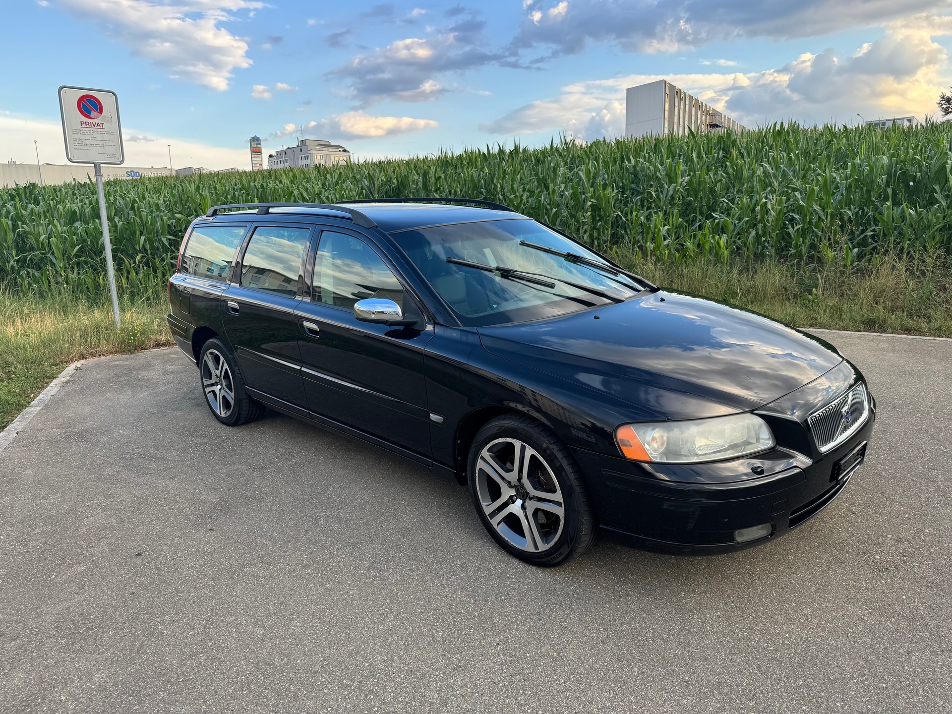 VOLVO V70 D5 AWD-image-1