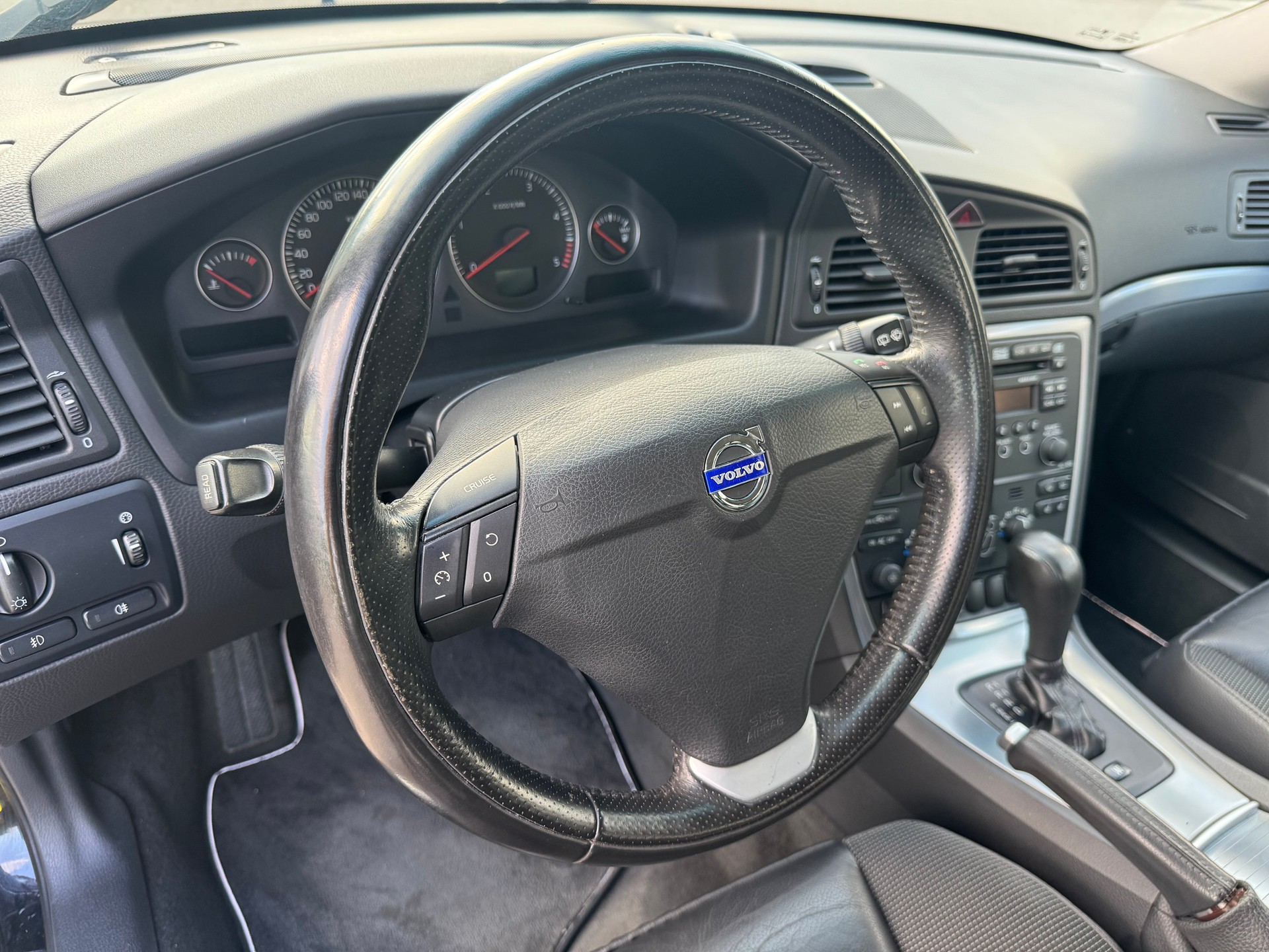 VOLVO V70 D5 AWD-image-11