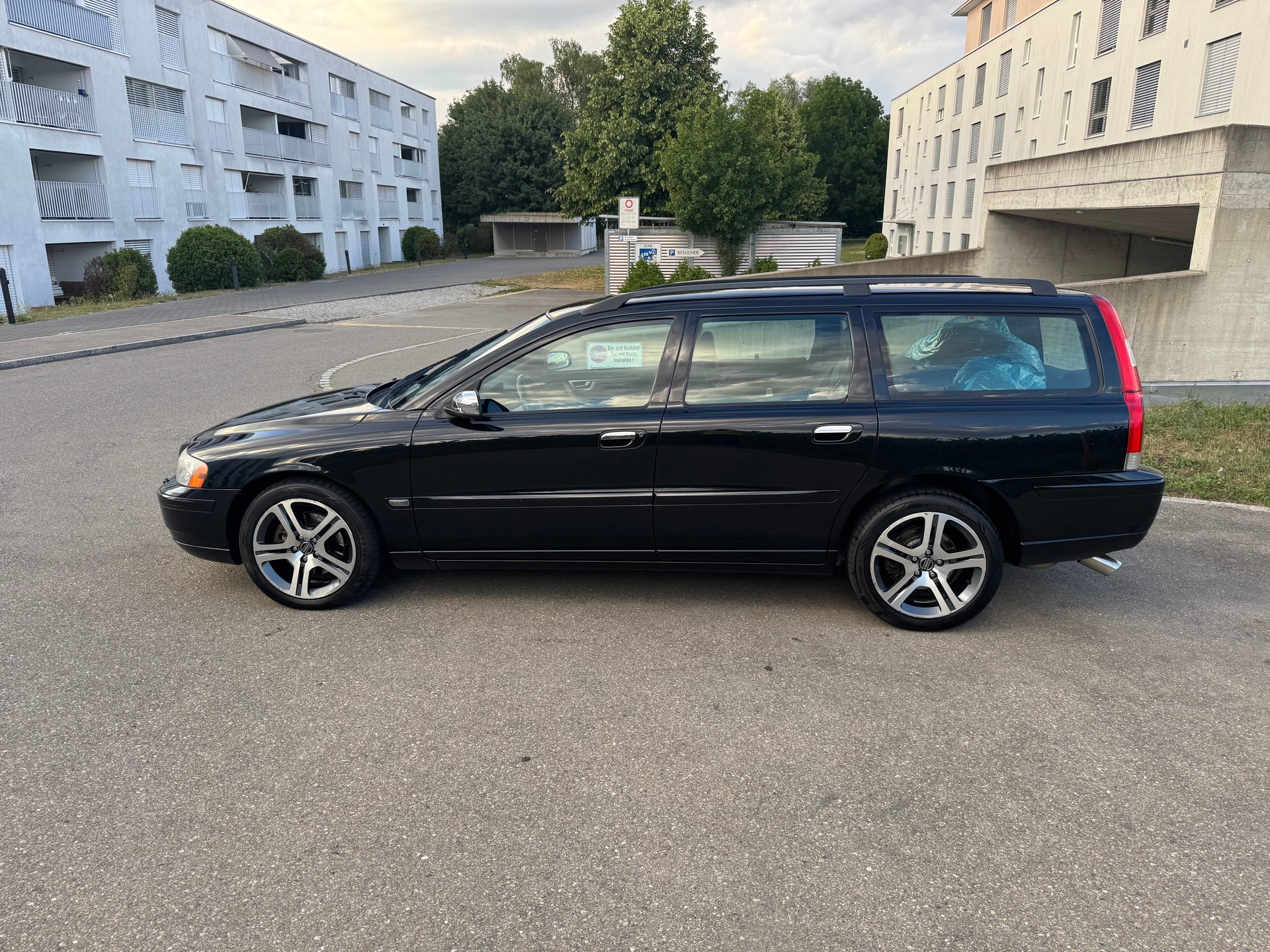 VOLVO V70 D5 AWD-image-4