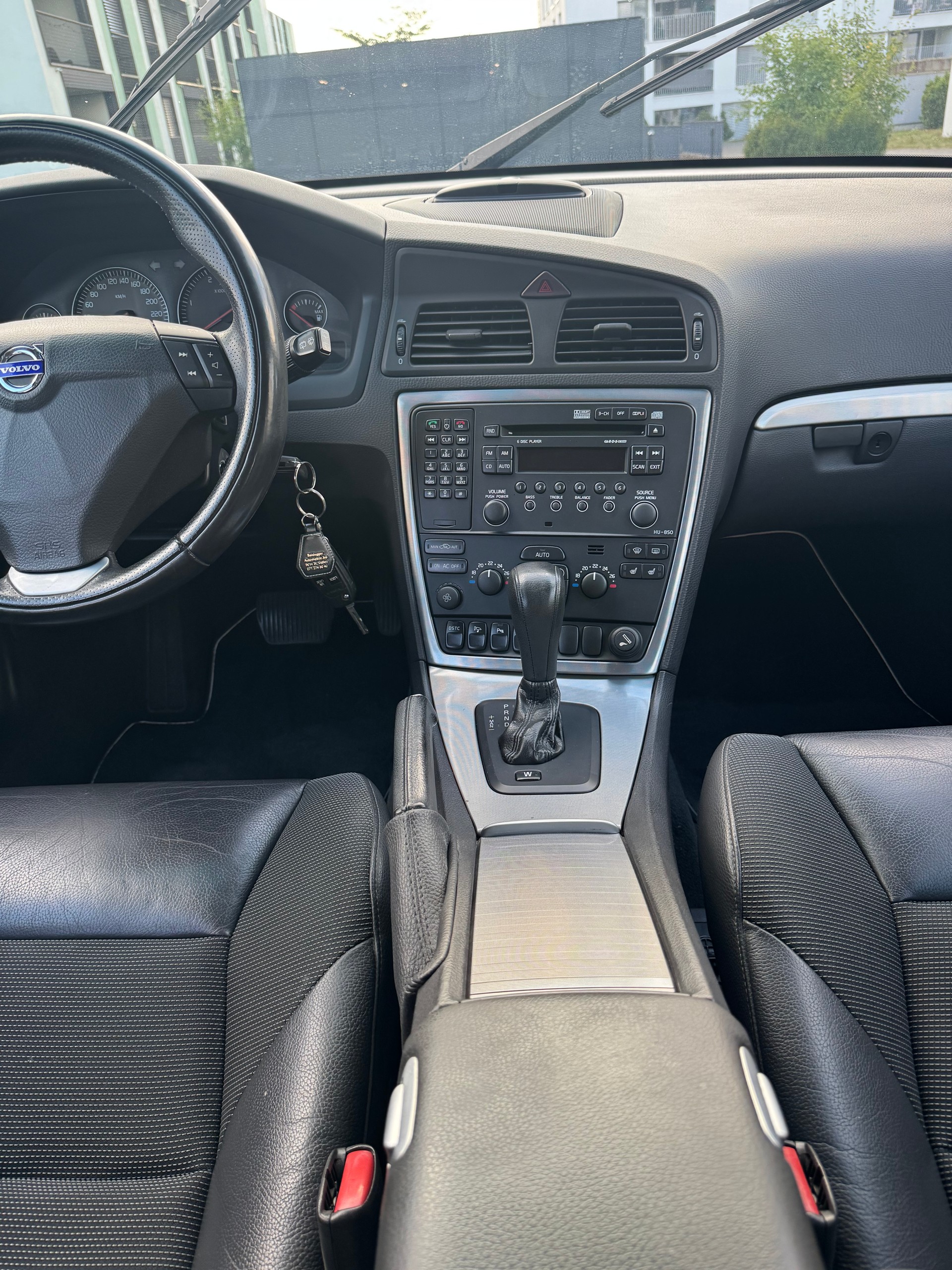 VOLVO V70 D5 AWD-image-8