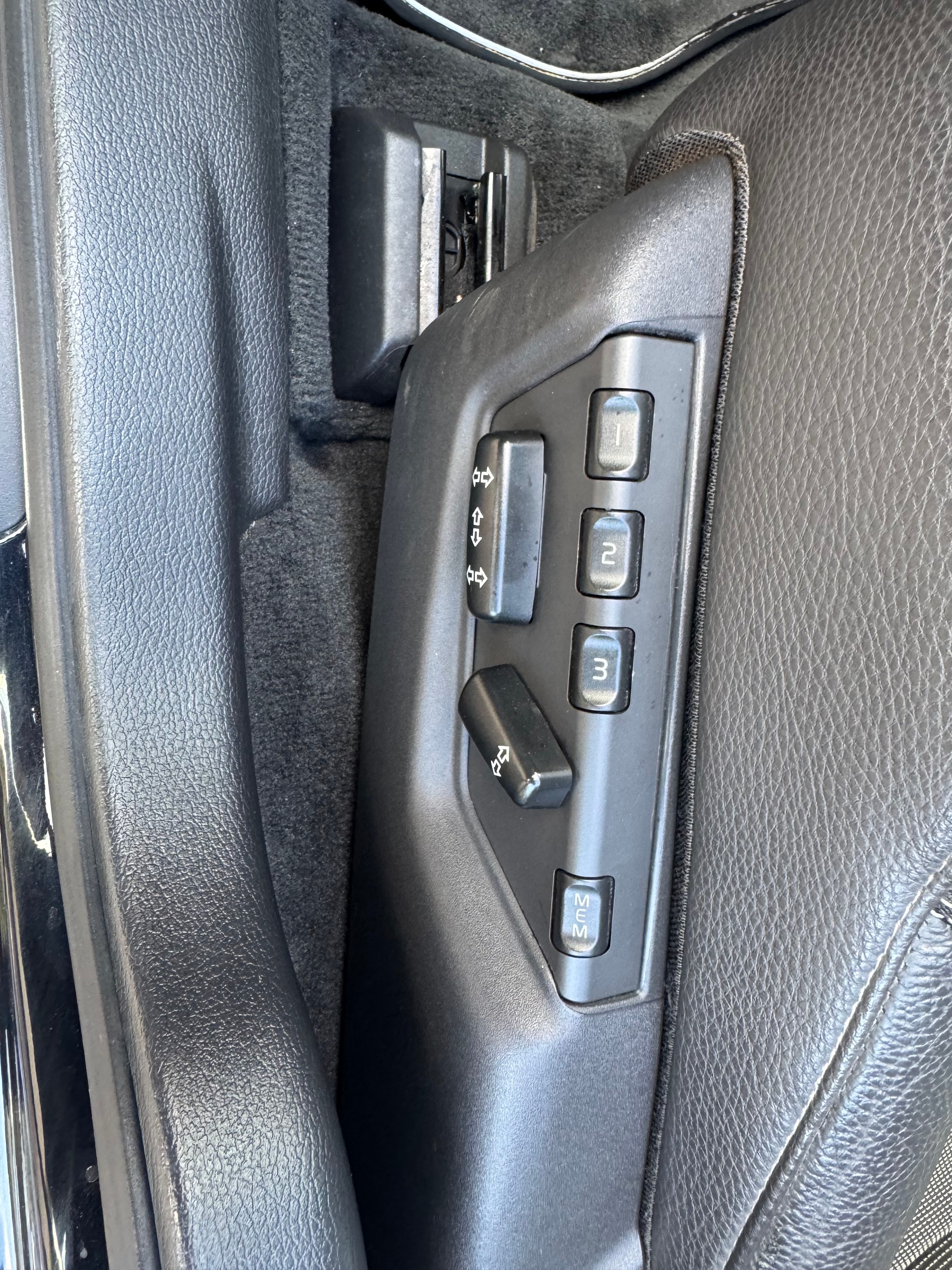 VOLVO V70 D5 AWD-image-10