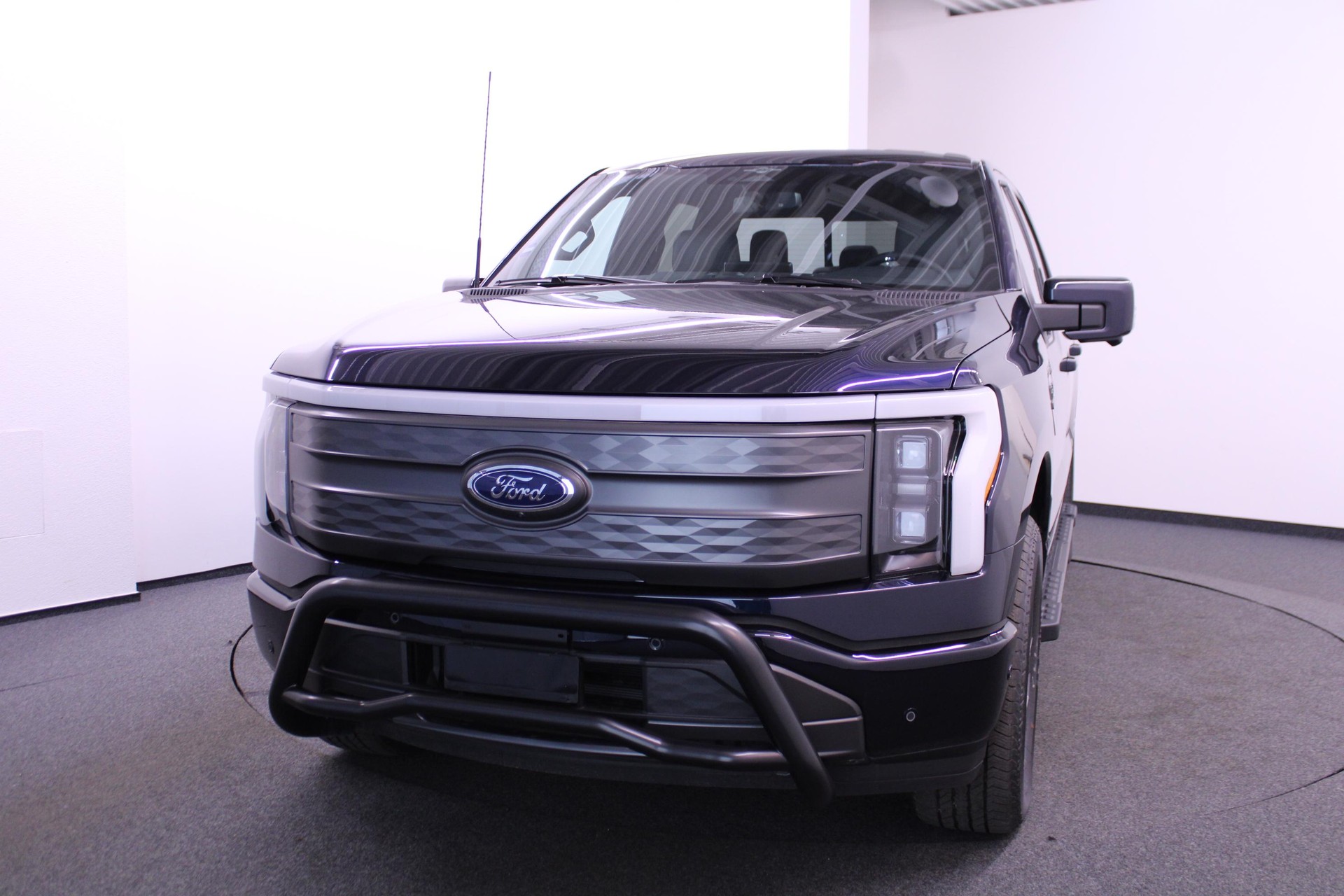FORD F-150 Lightning DKab.Pick-up 98 kWh Lariat Launch Edition-showroom-element-1