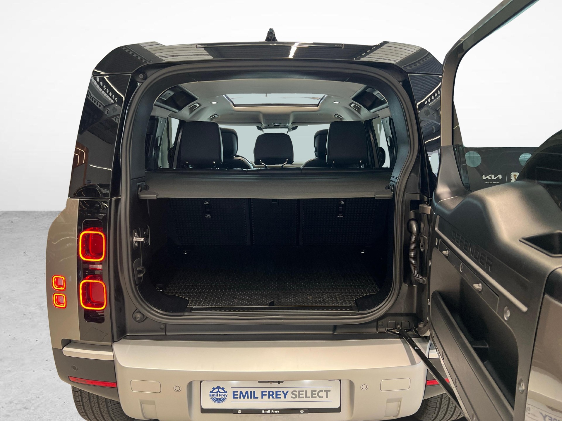LAND ROVER Defender 110 3.0 D I6 300 HSE-image-11