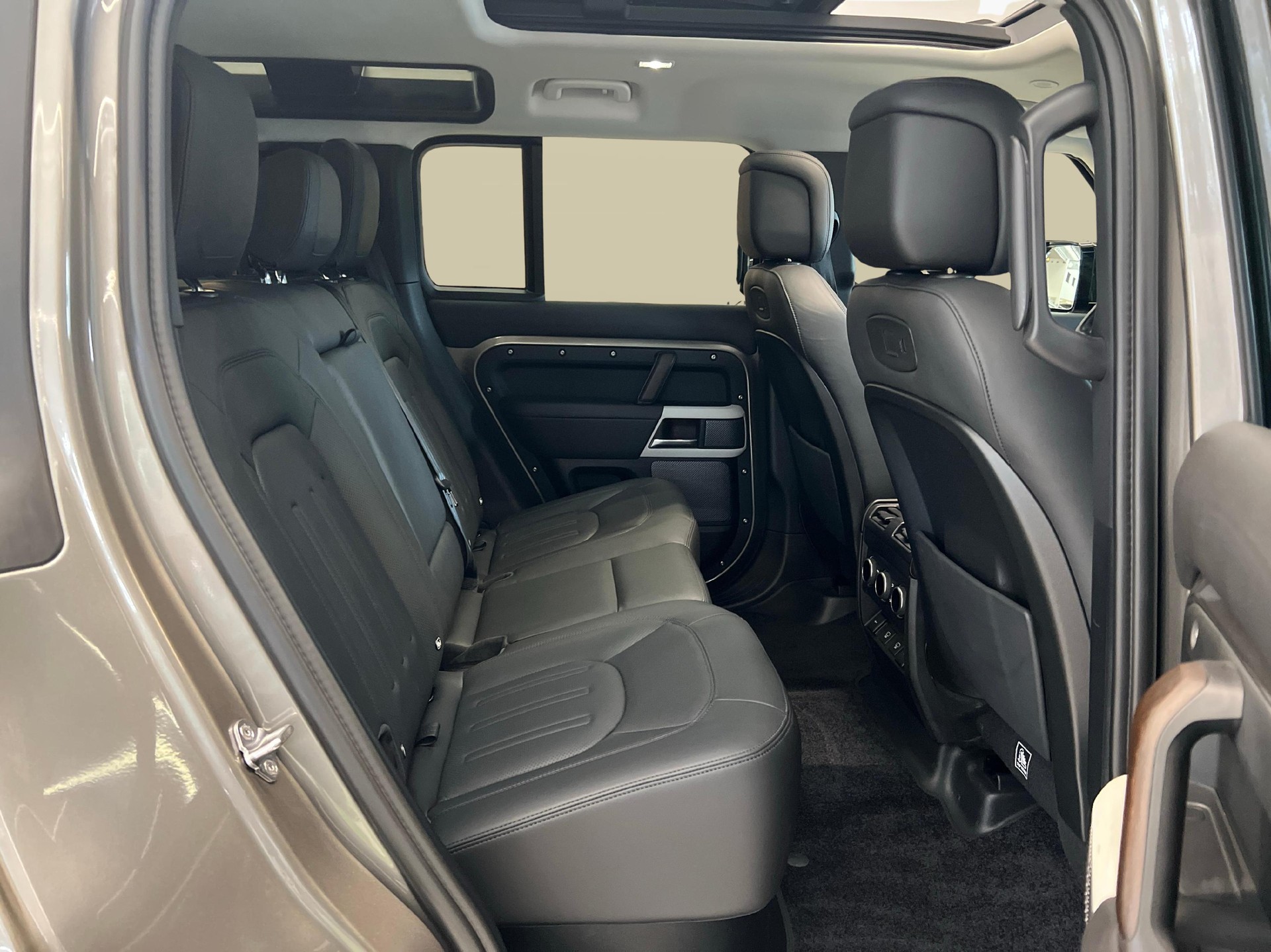 LAND ROVER Defender 110 3.0 D I6 300 HSE-image-10
