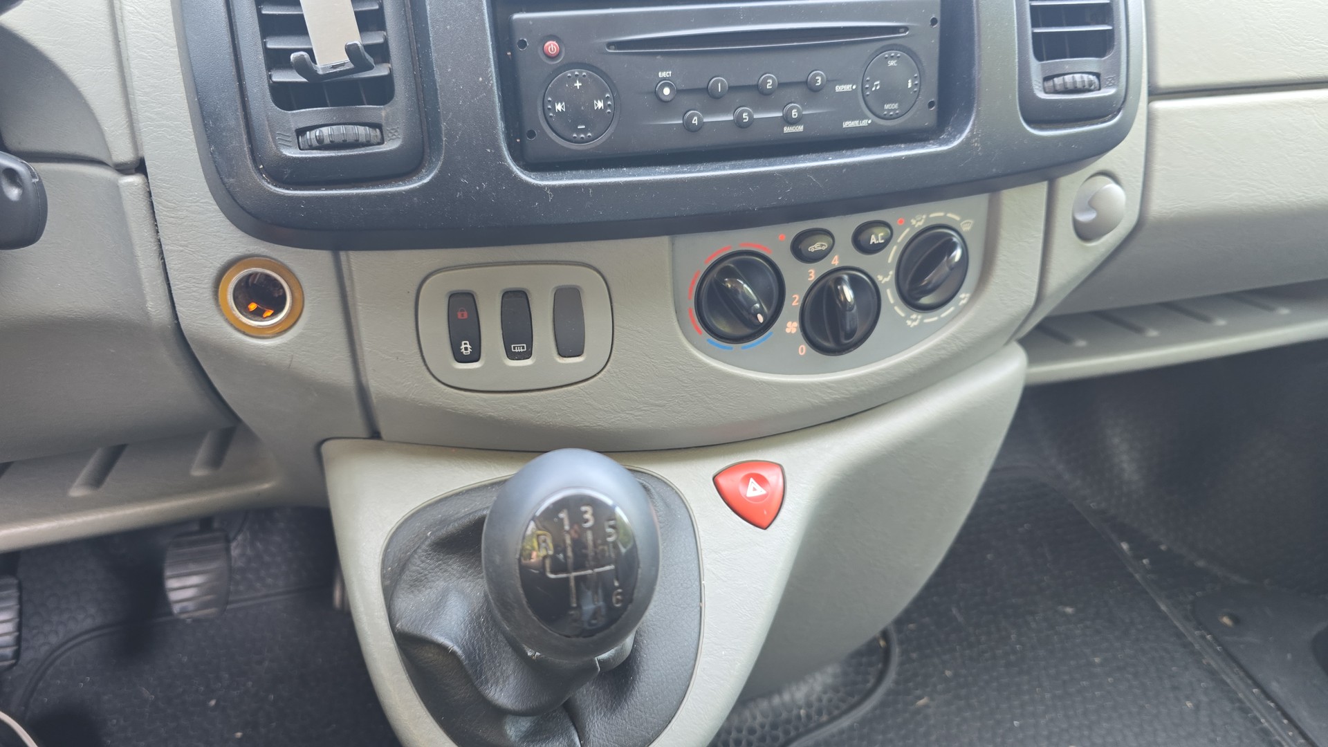 RENAULT Trafic 2.0 dCi 115 2.9t L2H1-image-8