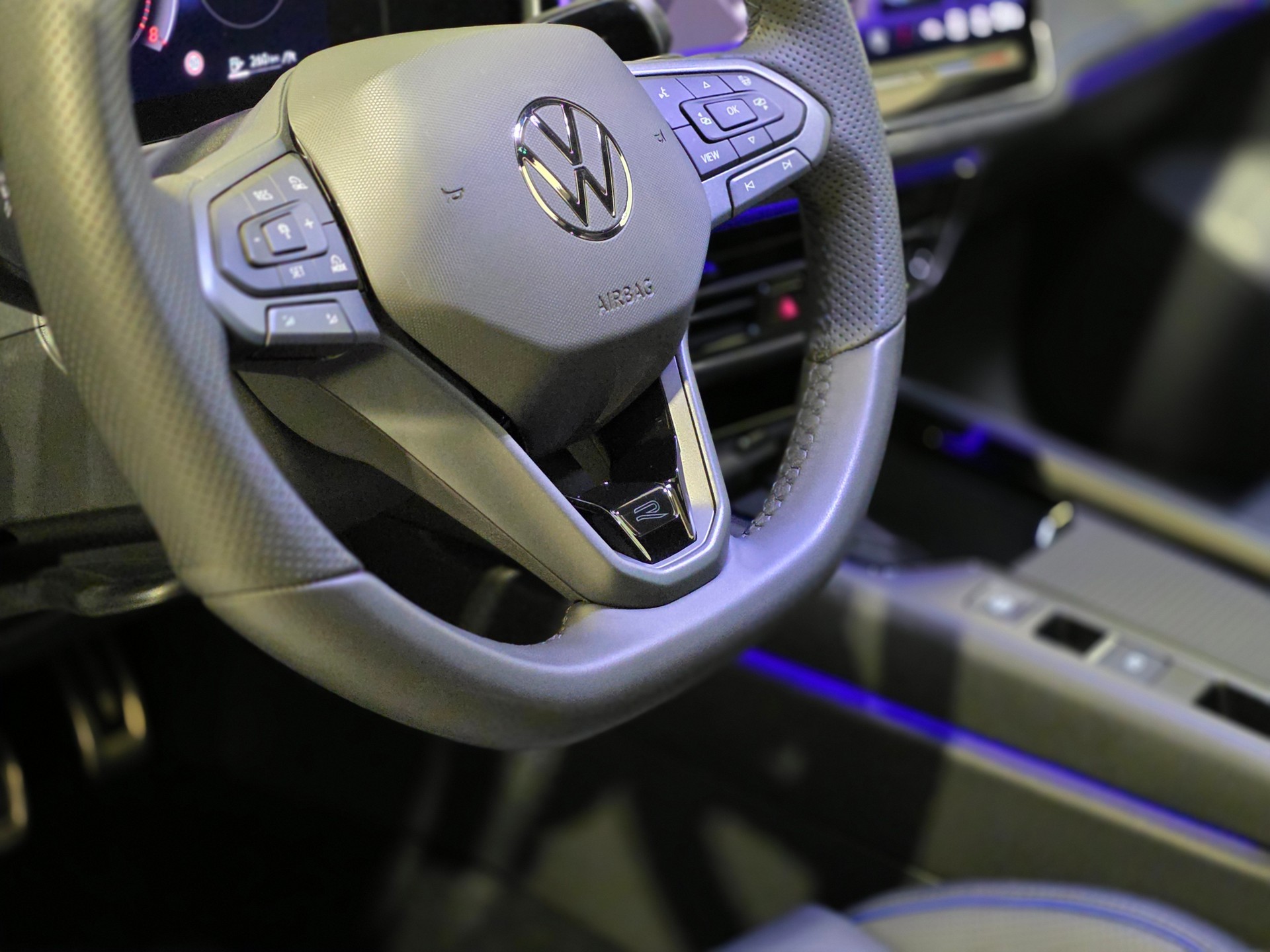 VW Passat Variant 2.0 TSI evo4 R-Line Signature Black Style 4 Motion DSG-image-7