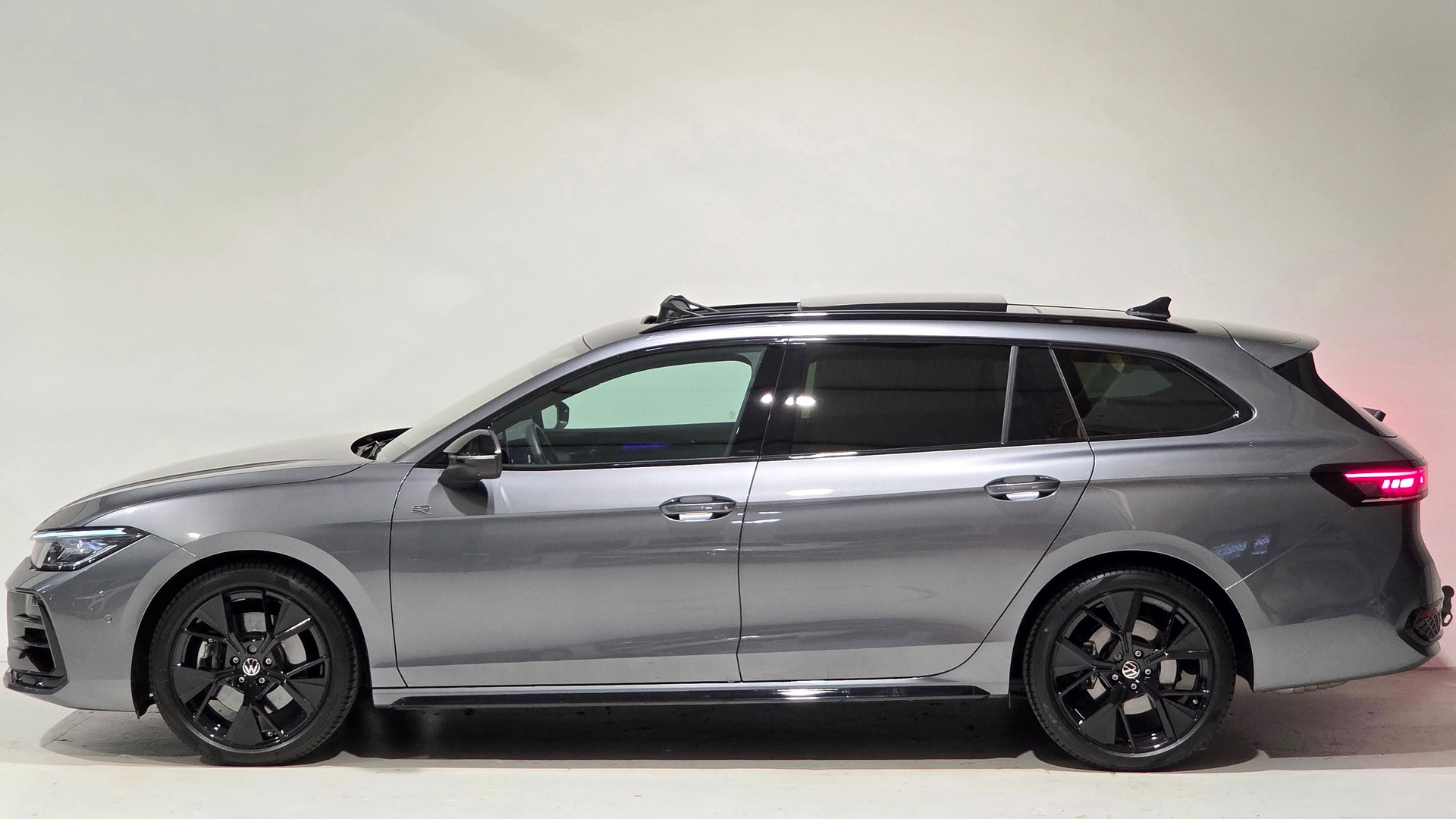 VW Passat Variant 2.0 TSI evo4 R-Line Signature Black Style 4 Motion DSG-image-1