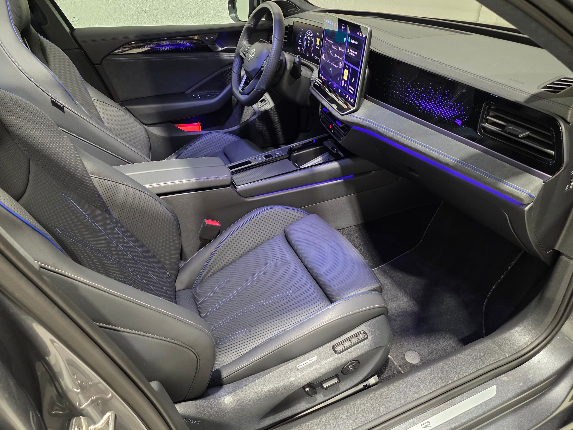 VW Passat Variant 2.0 TSI evo4 R-Line Signature Black Style 4 Motion DSG-image-24