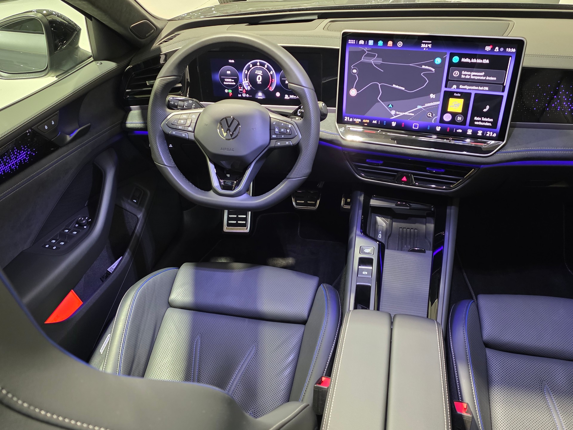 VW Passat Variant 2.0 TSI evo4 R-Line Signature Black Style 4 Motion DSG-image-5