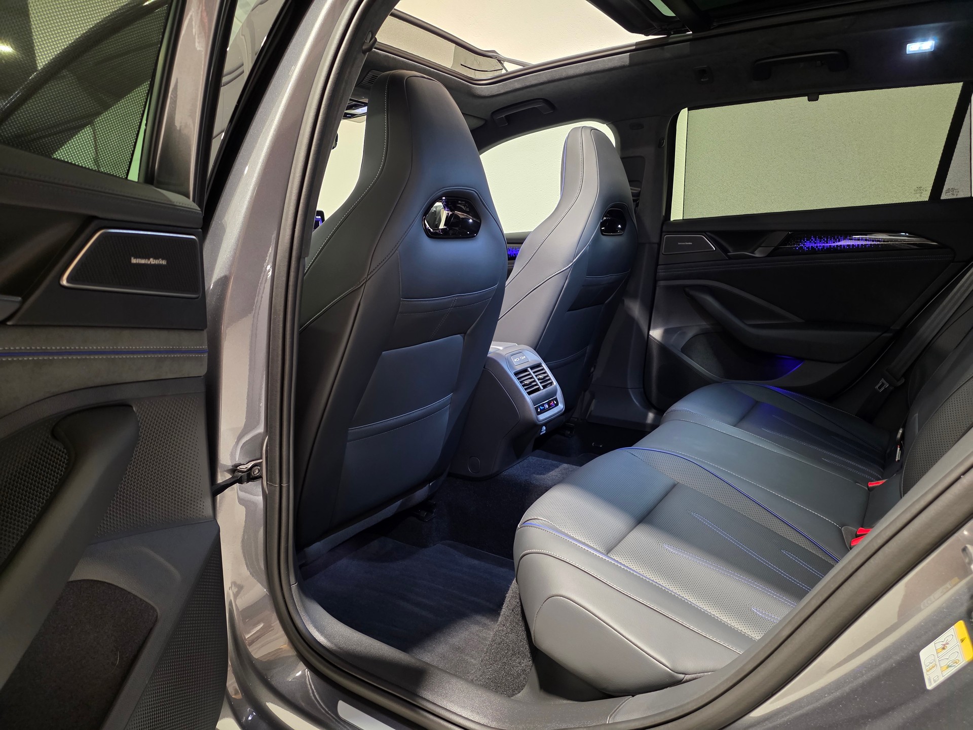 VW Passat Variant 2.0 TSI evo4 R-Line Signature Black Style 4 Motion DSG-image-18