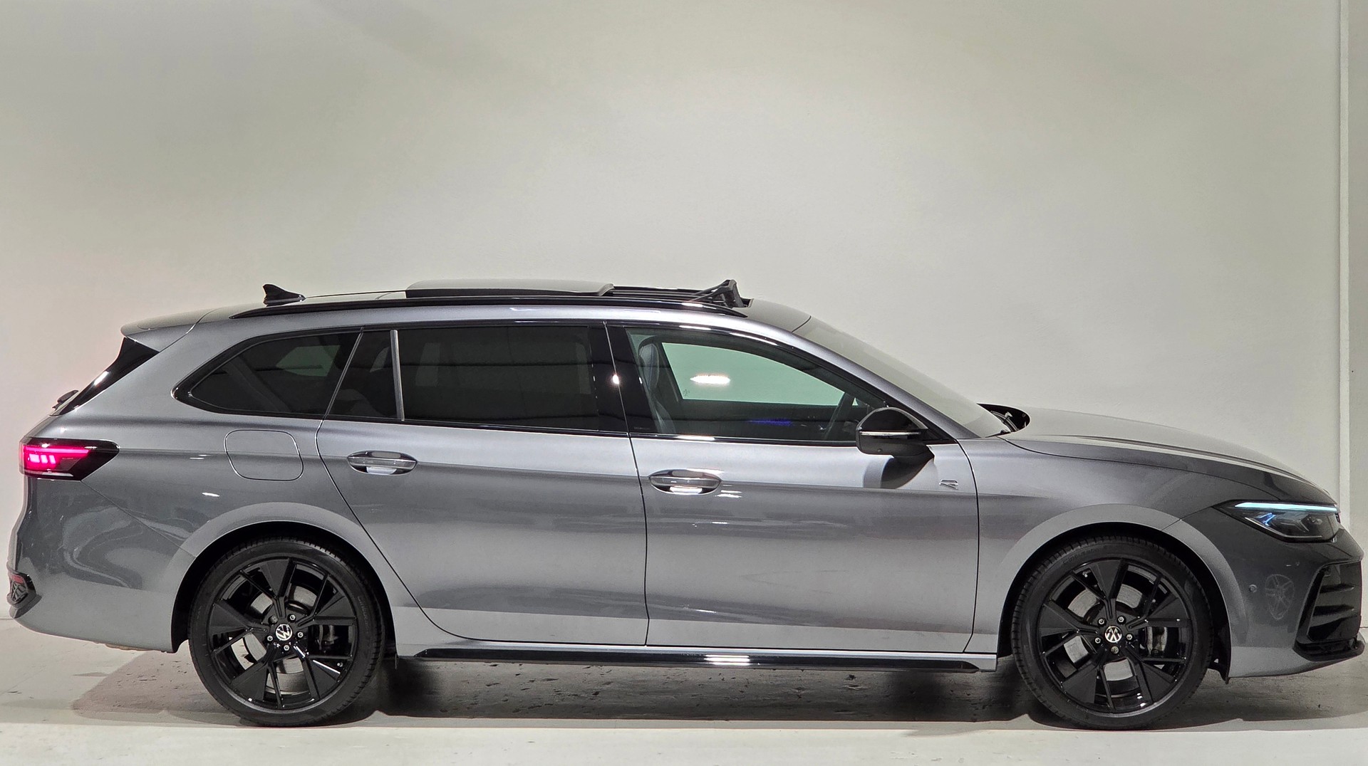 VW Passat Variant 2.0 TSI evo4 R-Line Signature Black Style 4 Motion DSG-image-30