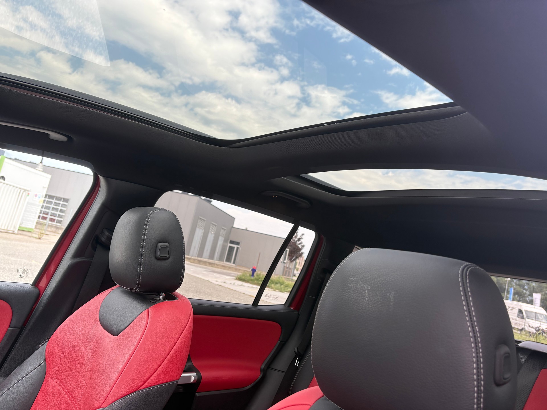 MERCEDES-BENZ GLB 250 4Matic AMG Line 8G-Tronic-image-4