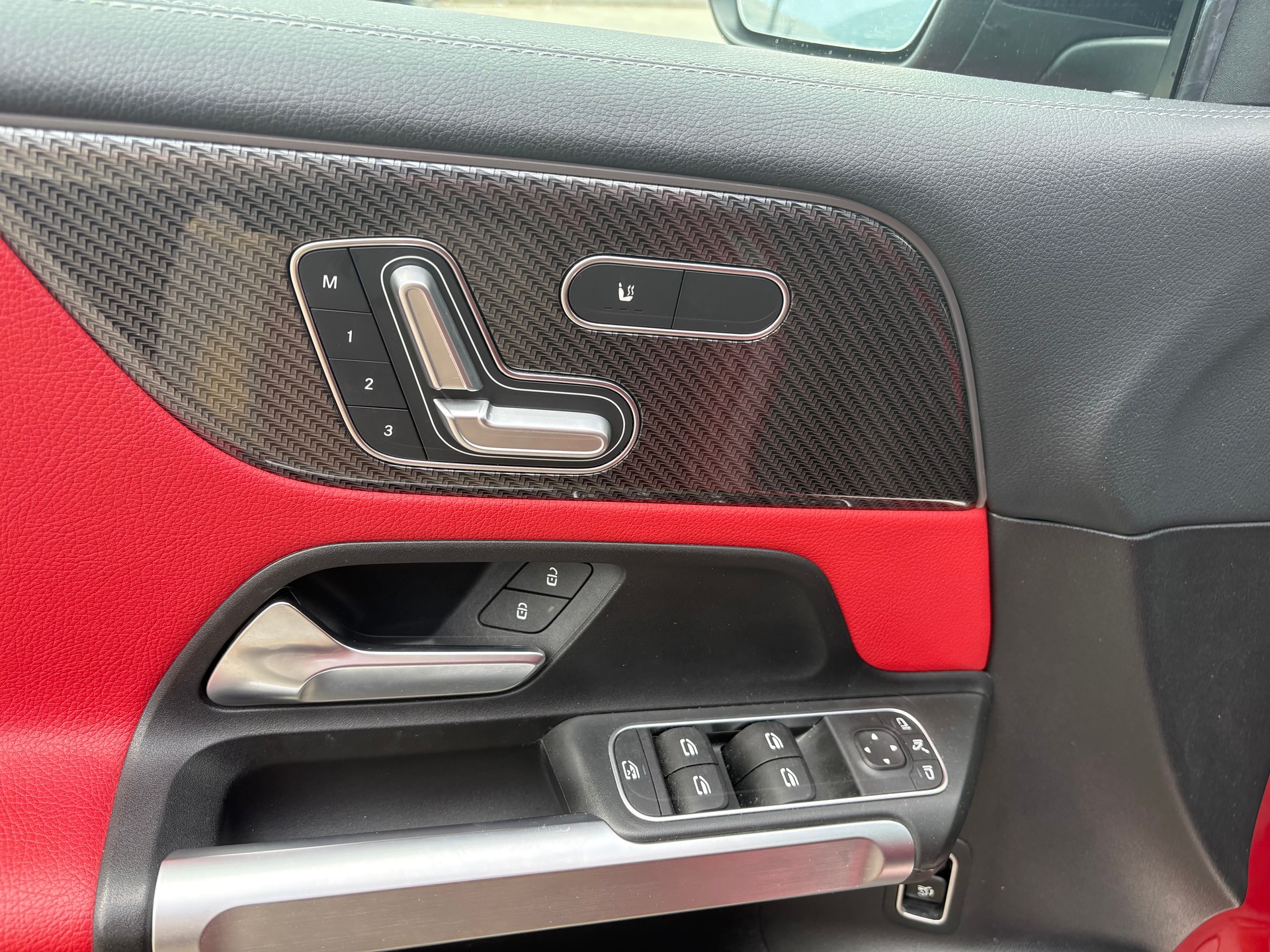 MERCEDES-BENZ GLB 250 4Matic AMG Line 8G-Tronic-image-10