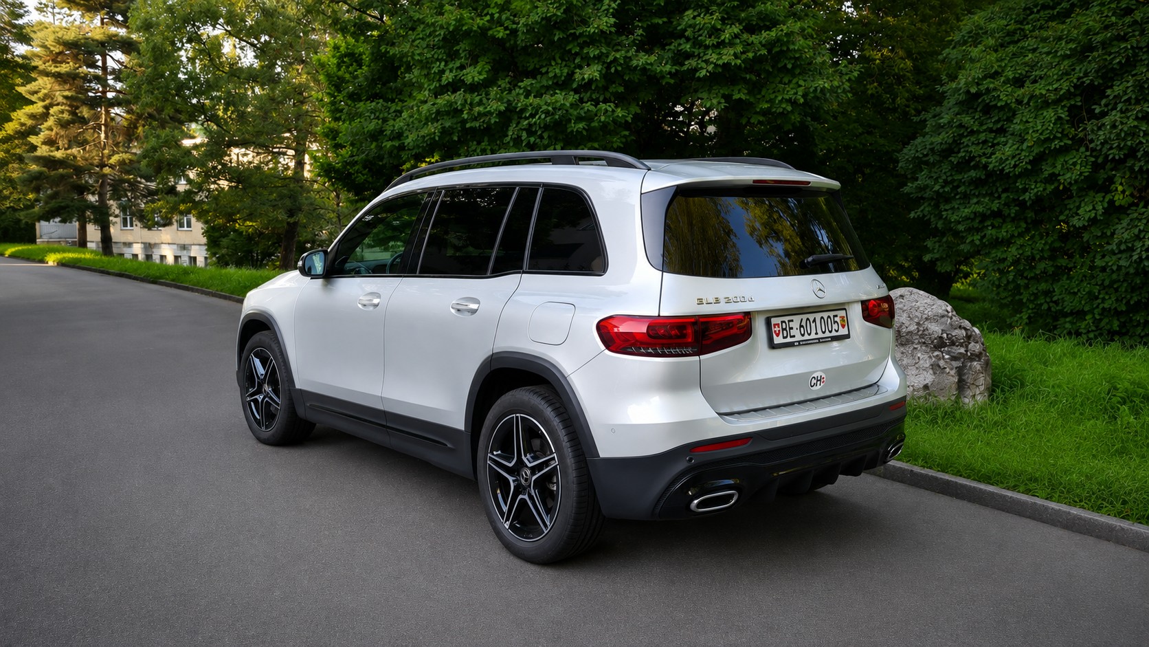 MERCEDES-BENZ GLB 200 d 4Matic *AMG Line*-image-2