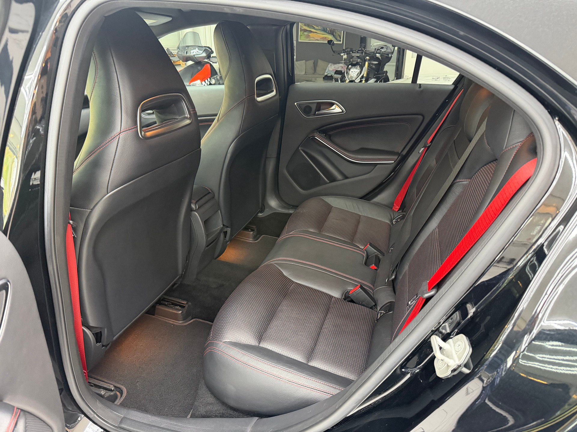 MERCEDES-BENZ A 250 Sport-image-12