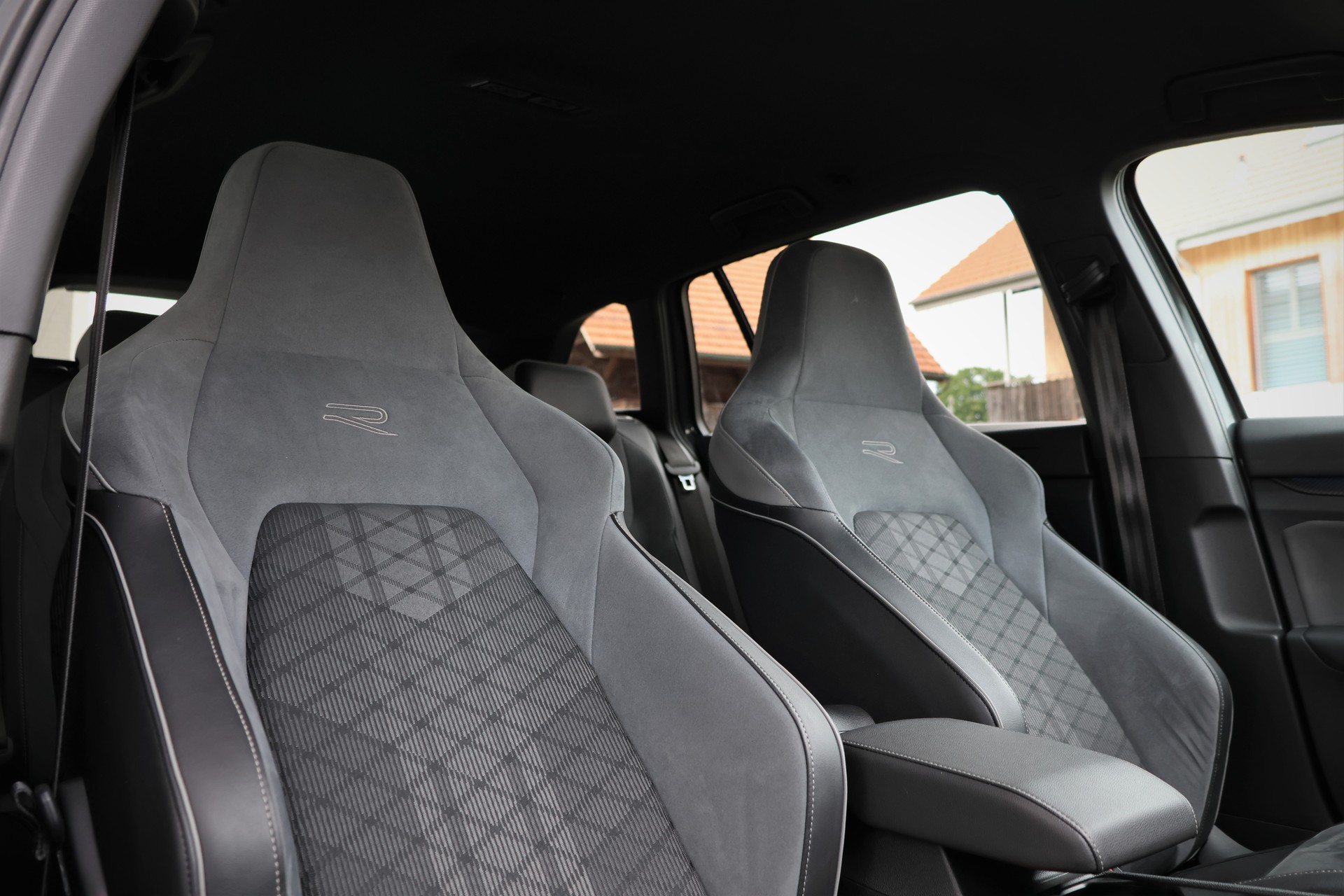 VW Golf Variant 1.5 eTSI mHEV R-Line (CH)-image-22