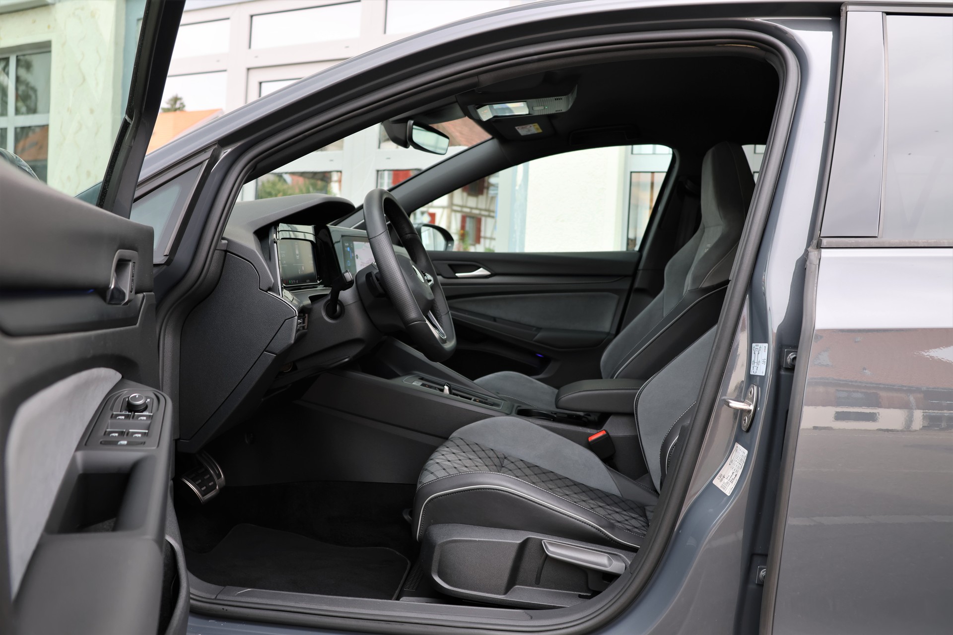 VW Golf Variant 1.5 eTSI mHEV R-Line (CH)-image-9