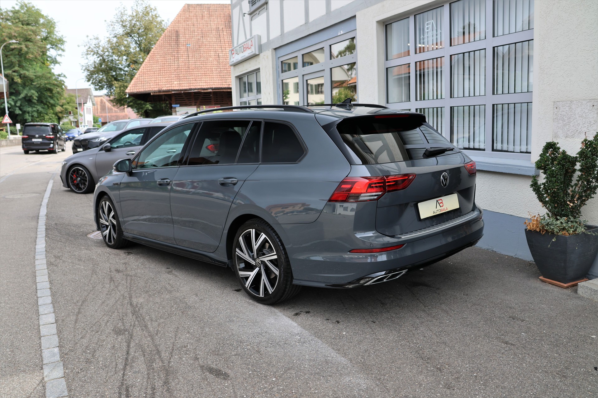 VW Golf Variant 1.5 eTSI mHEV R-Line (CH)-image-7