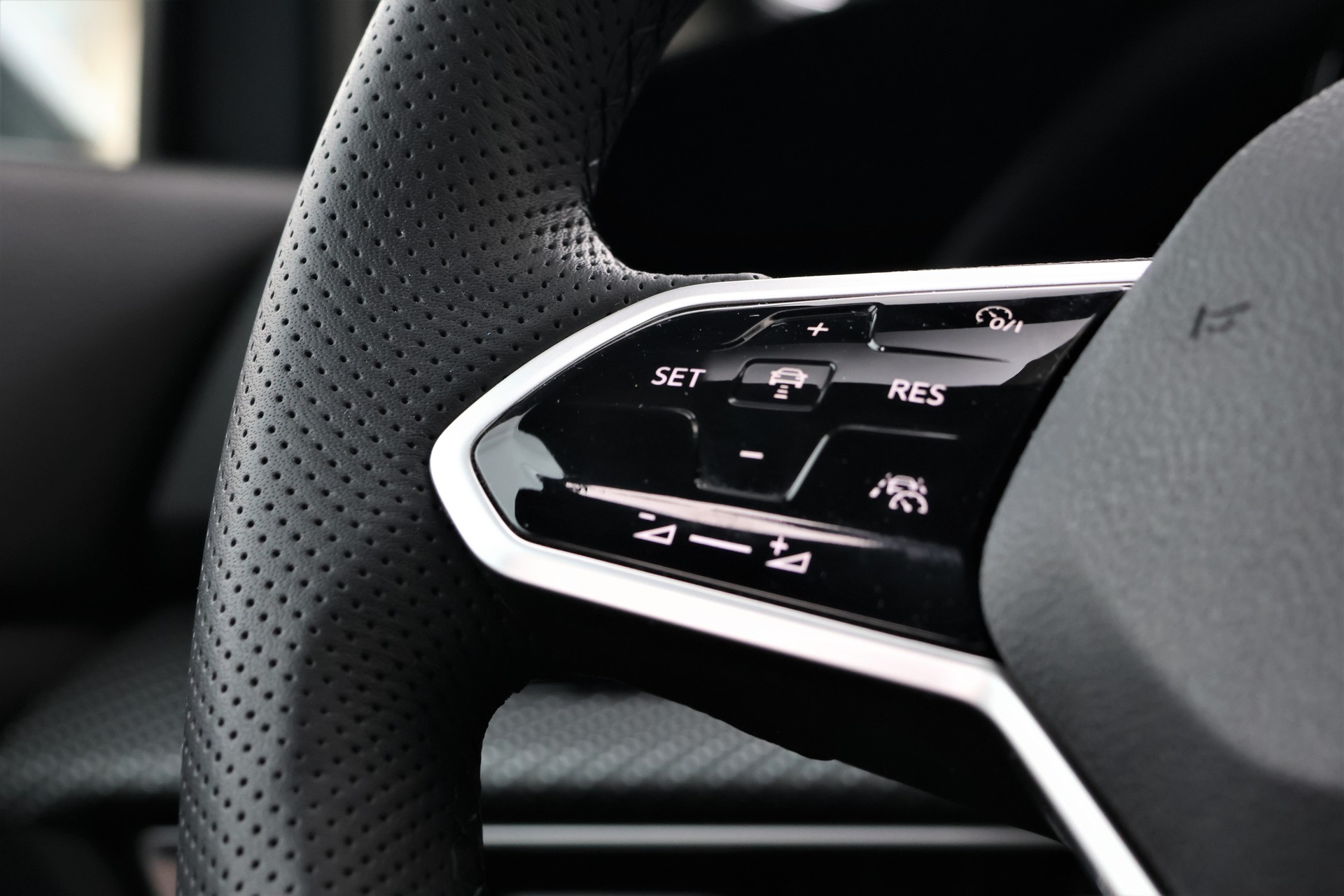 VW Golf Variant 1.5 eTSI mHEV R-Line (CH)-image-16