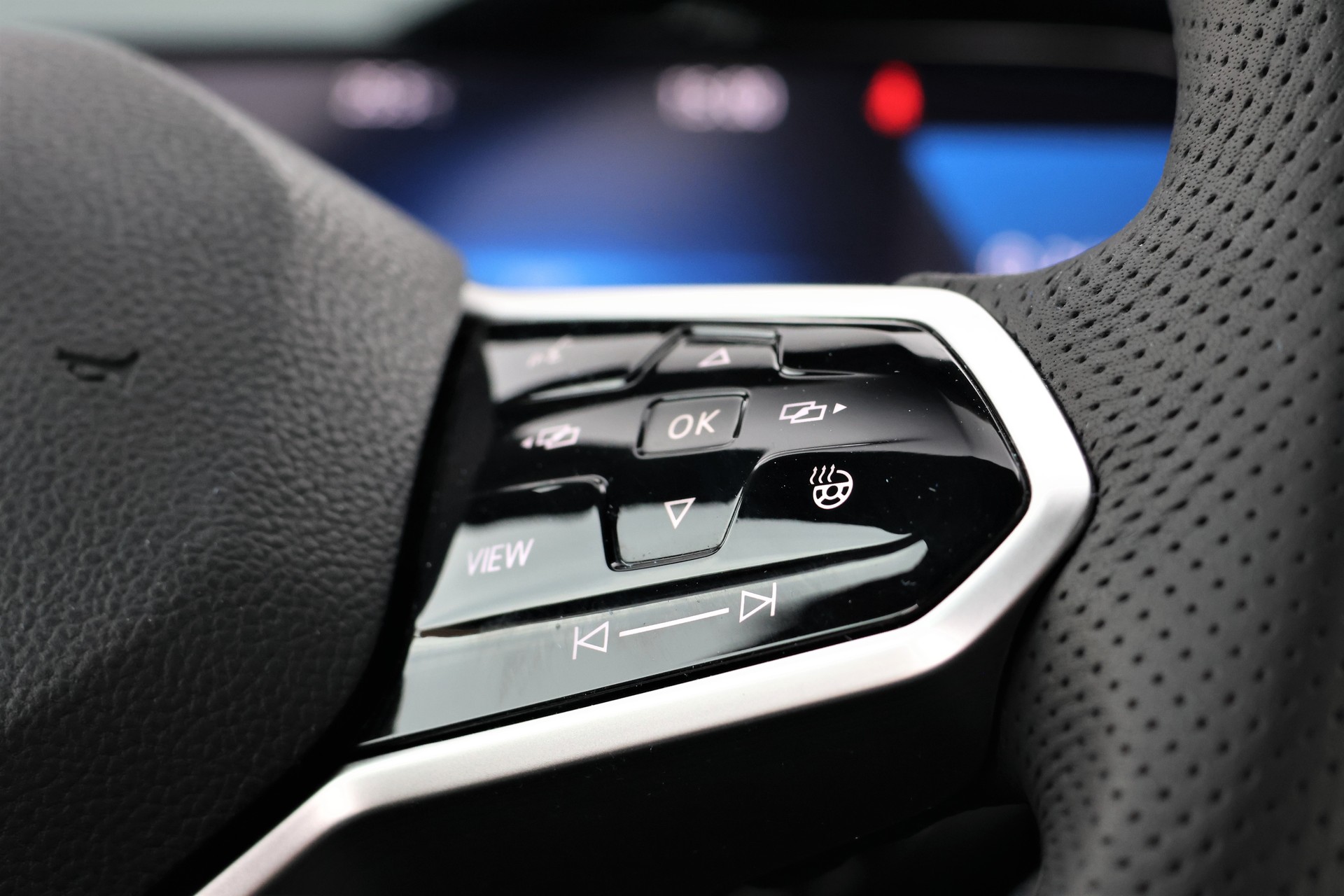 VW Golf Variant 1.5 eTSI mHEV R-Line (CH)-image-17