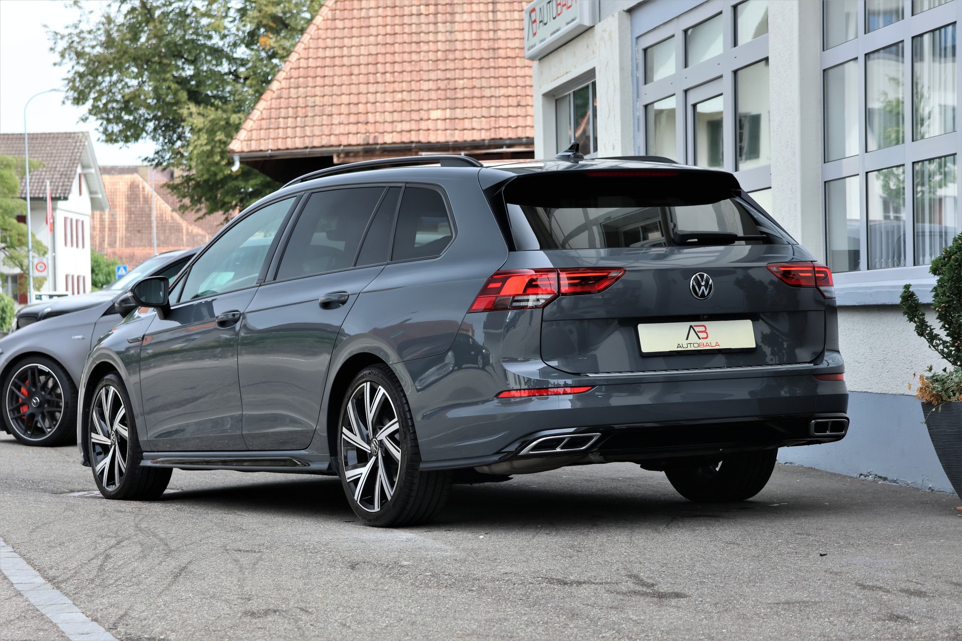 VW Golf Variant 1.5 eTSI mHEV R-Line (CH)-image-2