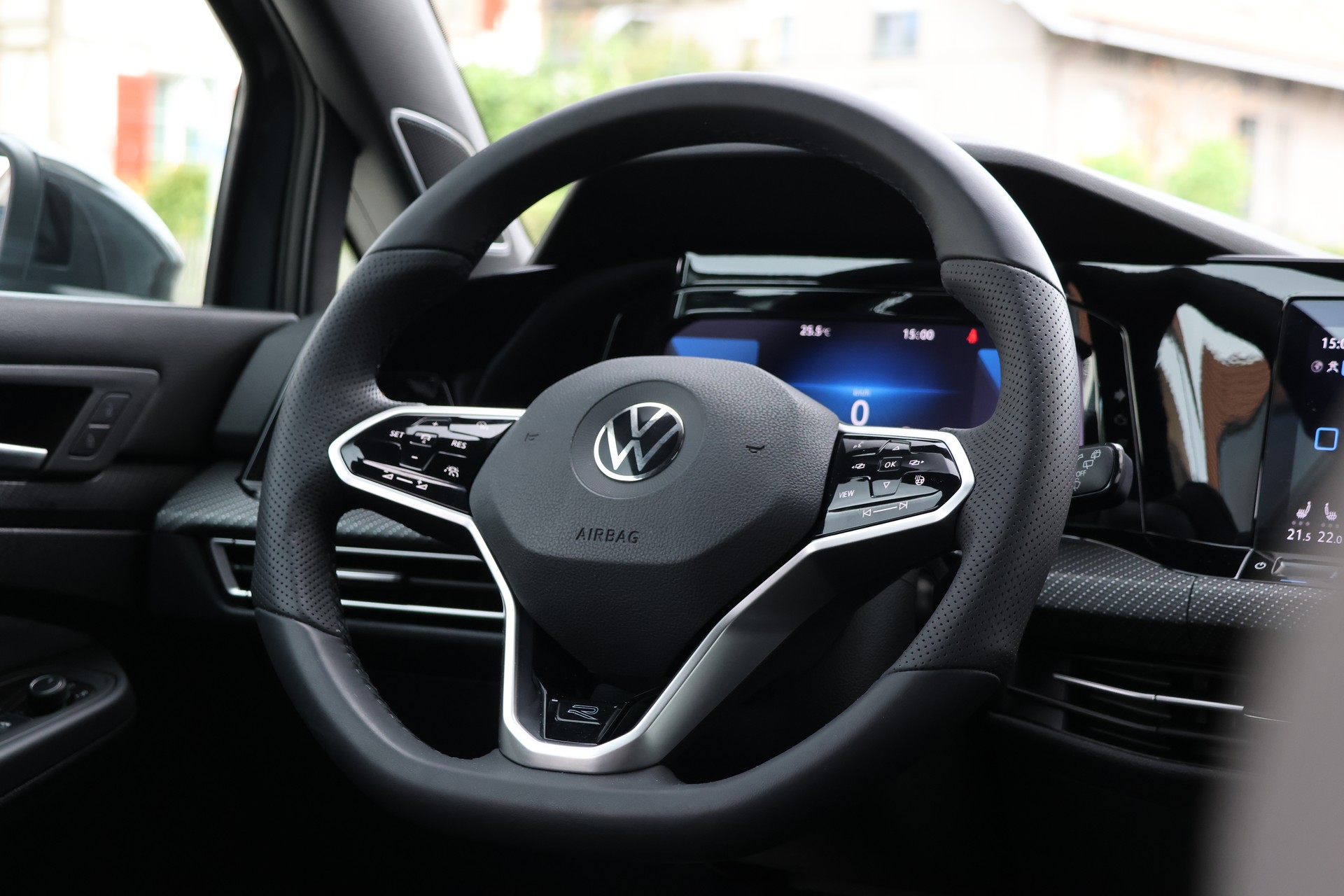 VW Golf Variant 1.5 eTSI mHEV R-Line (CH)-image-14