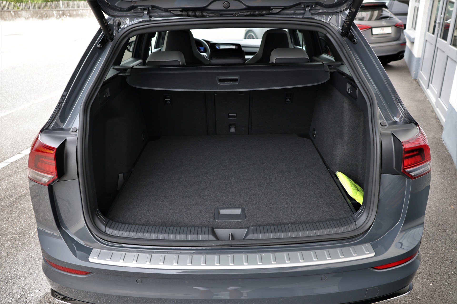 VW Golf Variant 1.5 eTSI mHEV R-Line (CH)-image-19
