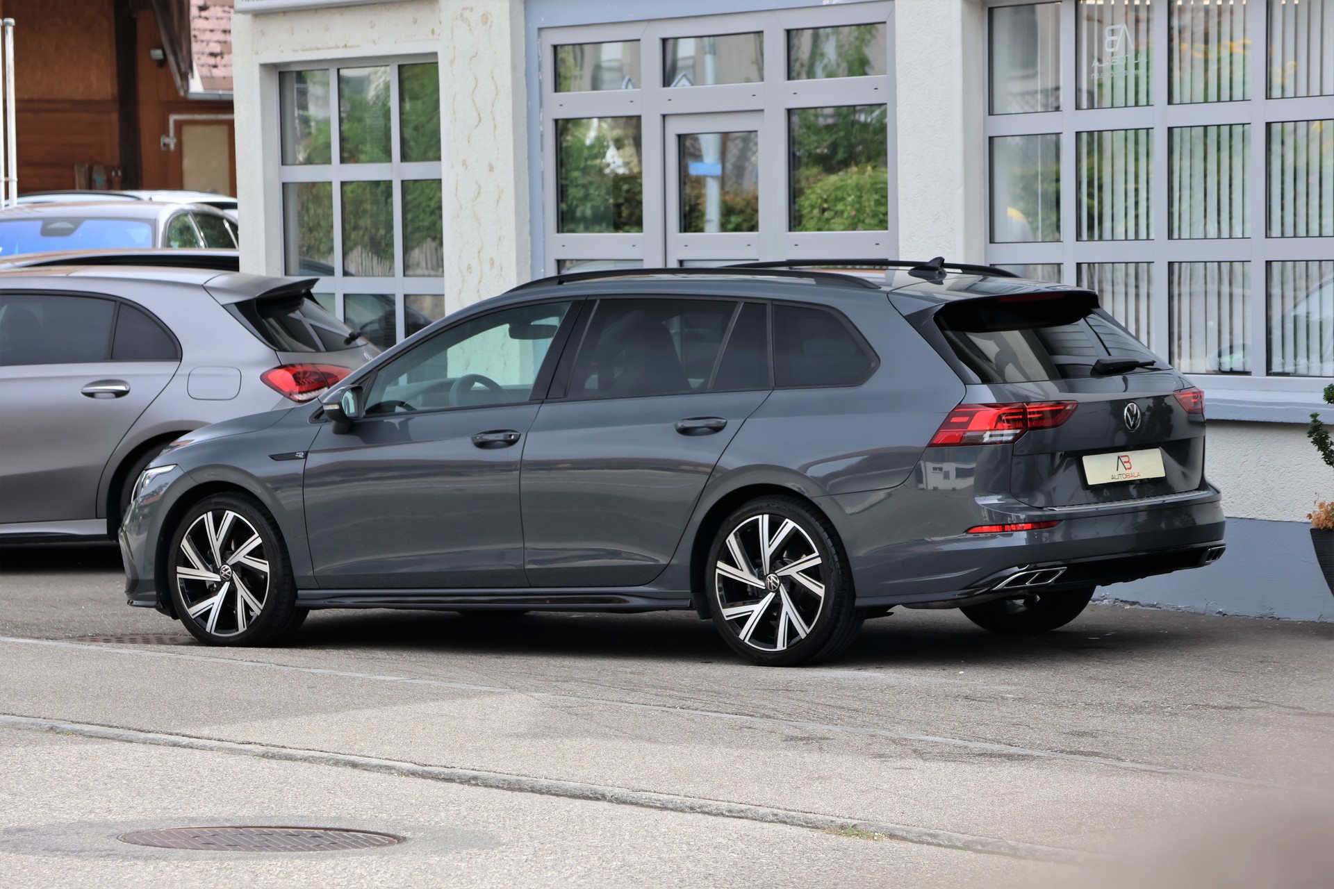 VW Golf Variant 1.5 eTSI mHEV R-Line (CH)-image-4