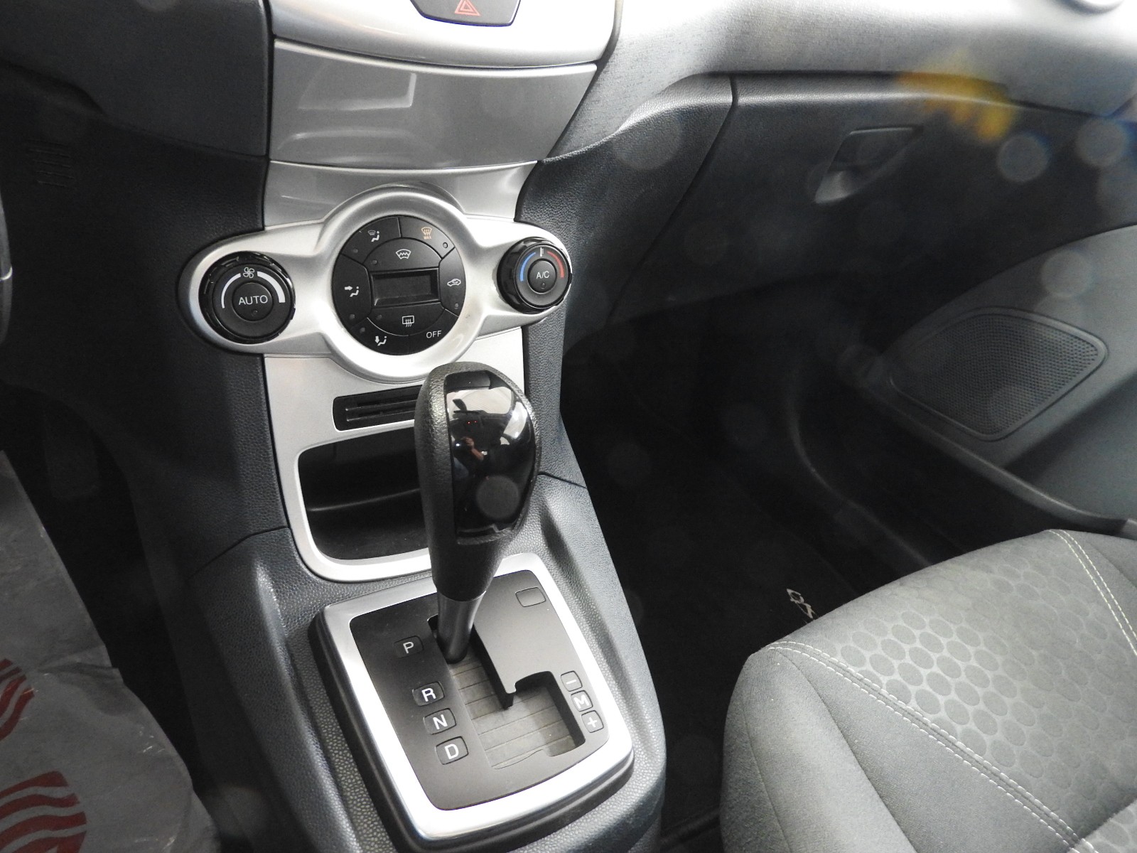 FORD Fiesta 1.4 16V Titanium Automatic-image-7