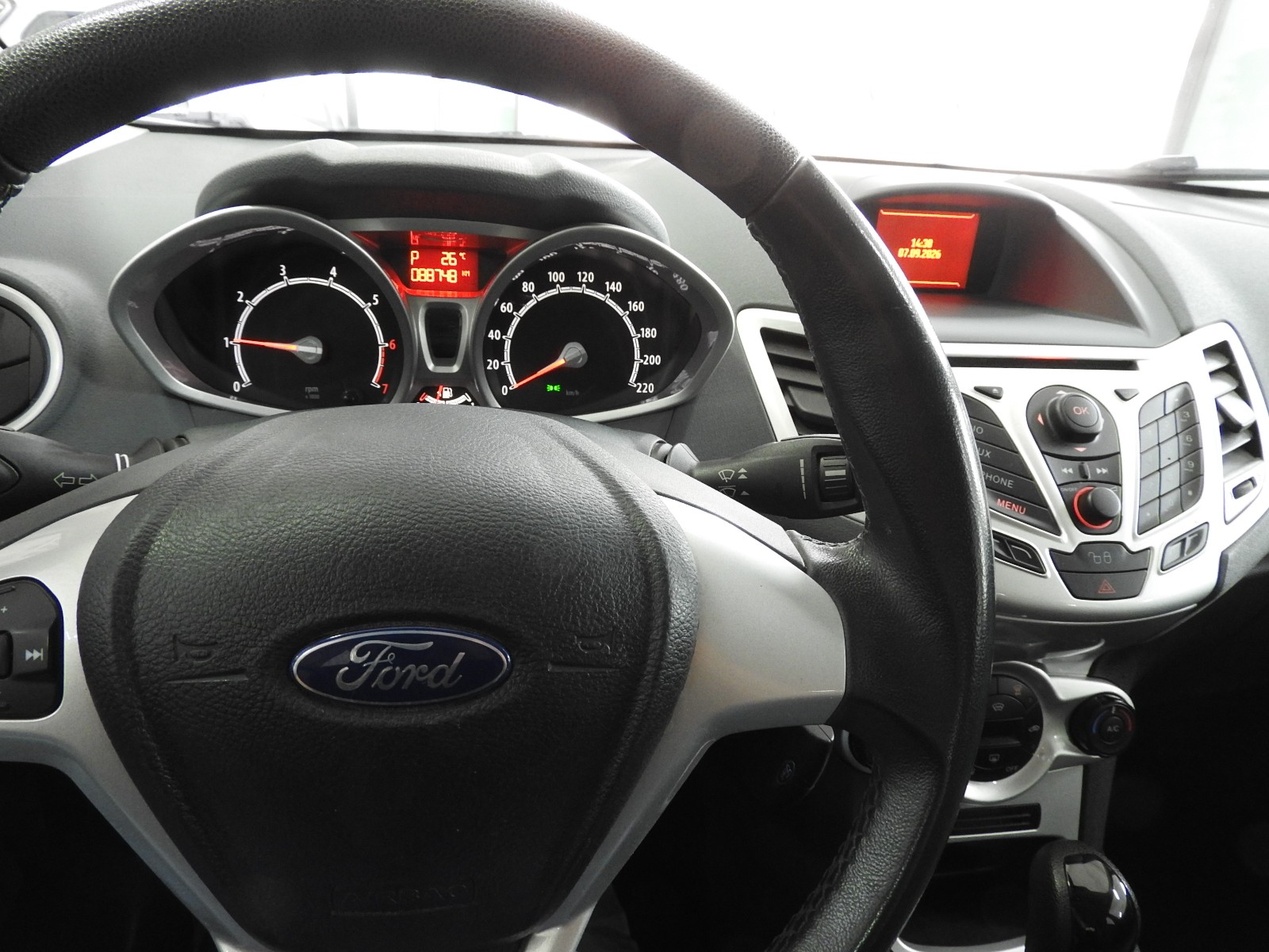 FORD Fiesta 1.4 16V Titanium Automatic-image-6