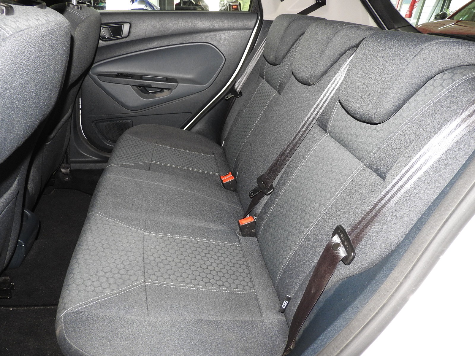 FORD Fiesta 1.4 16V Titanium Automatic-image-9