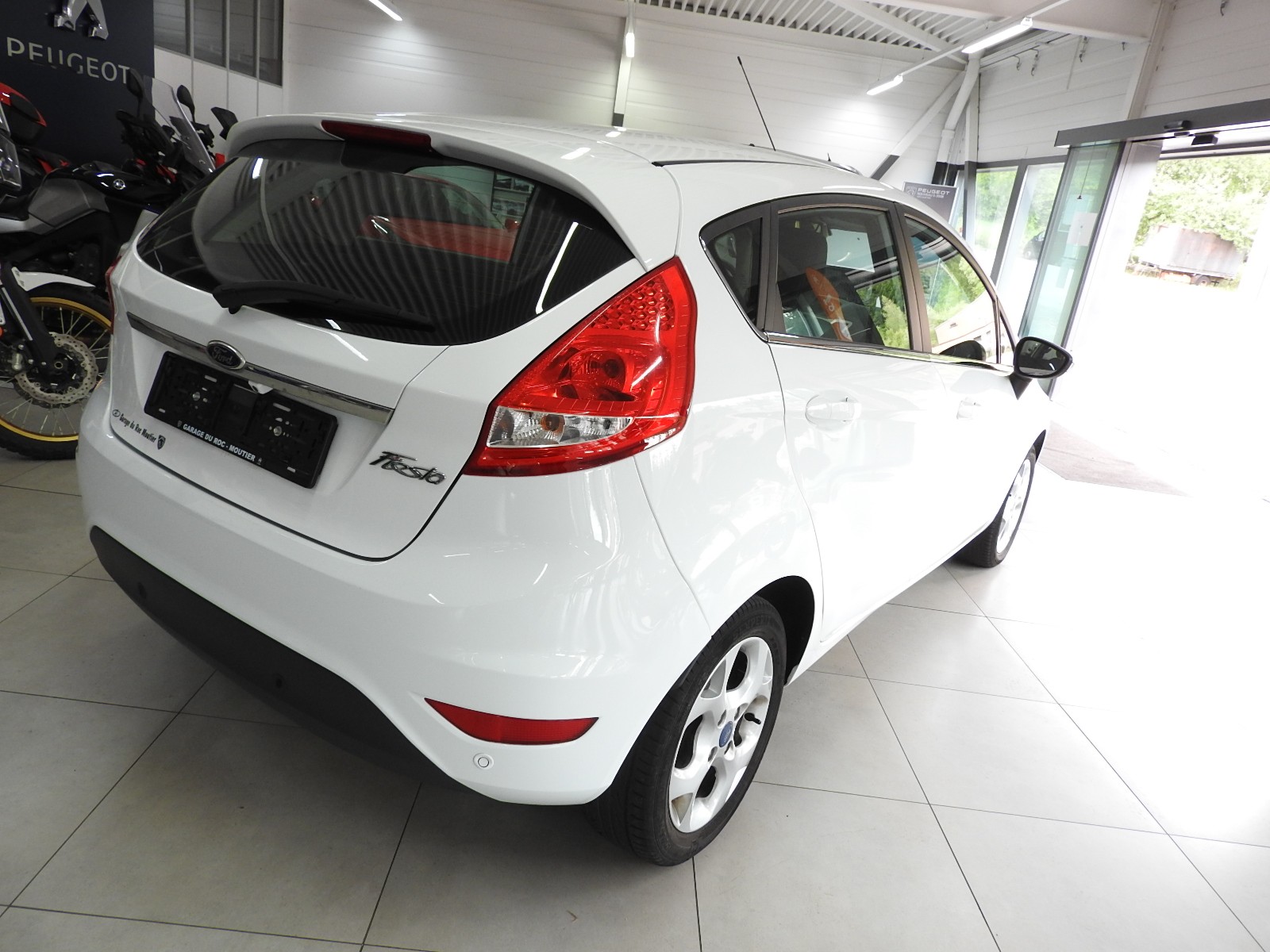 FORD Fiesta 1.4 16V Titanium Automatic-image-2