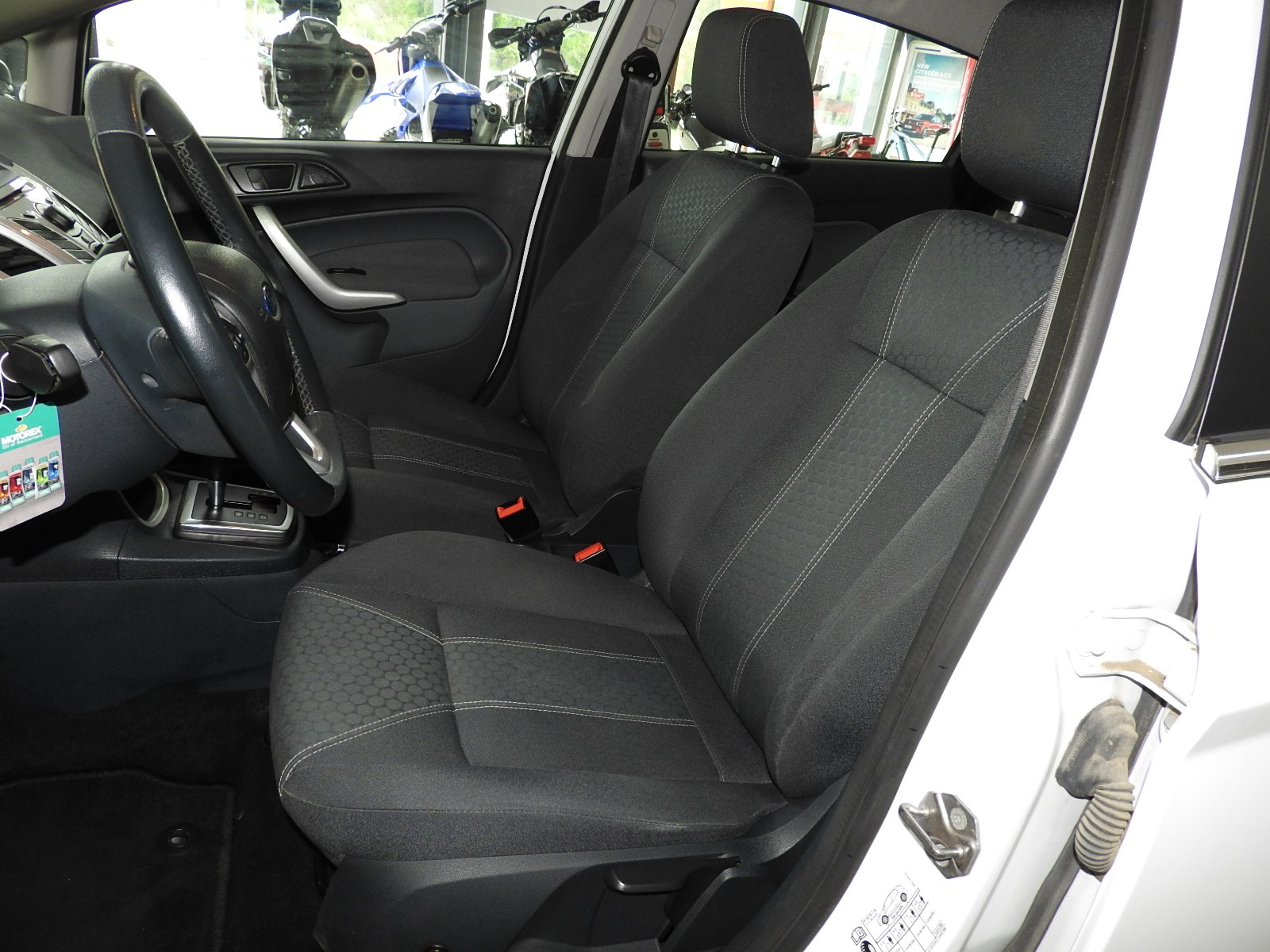 FORD Fiesta 1.4 16V Titanium Automatic-image-8