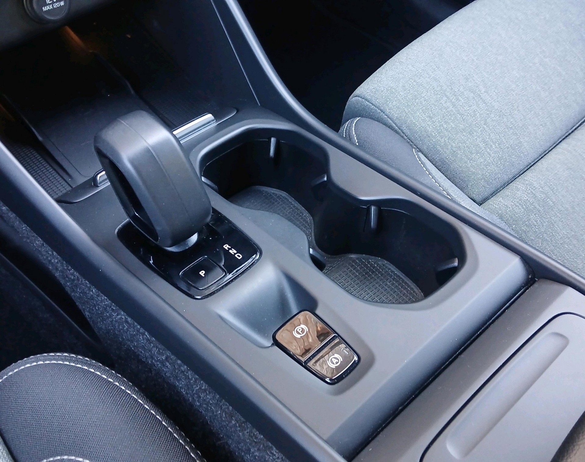 VOLVO XC40 2.0 B3 MH Core-image-19
