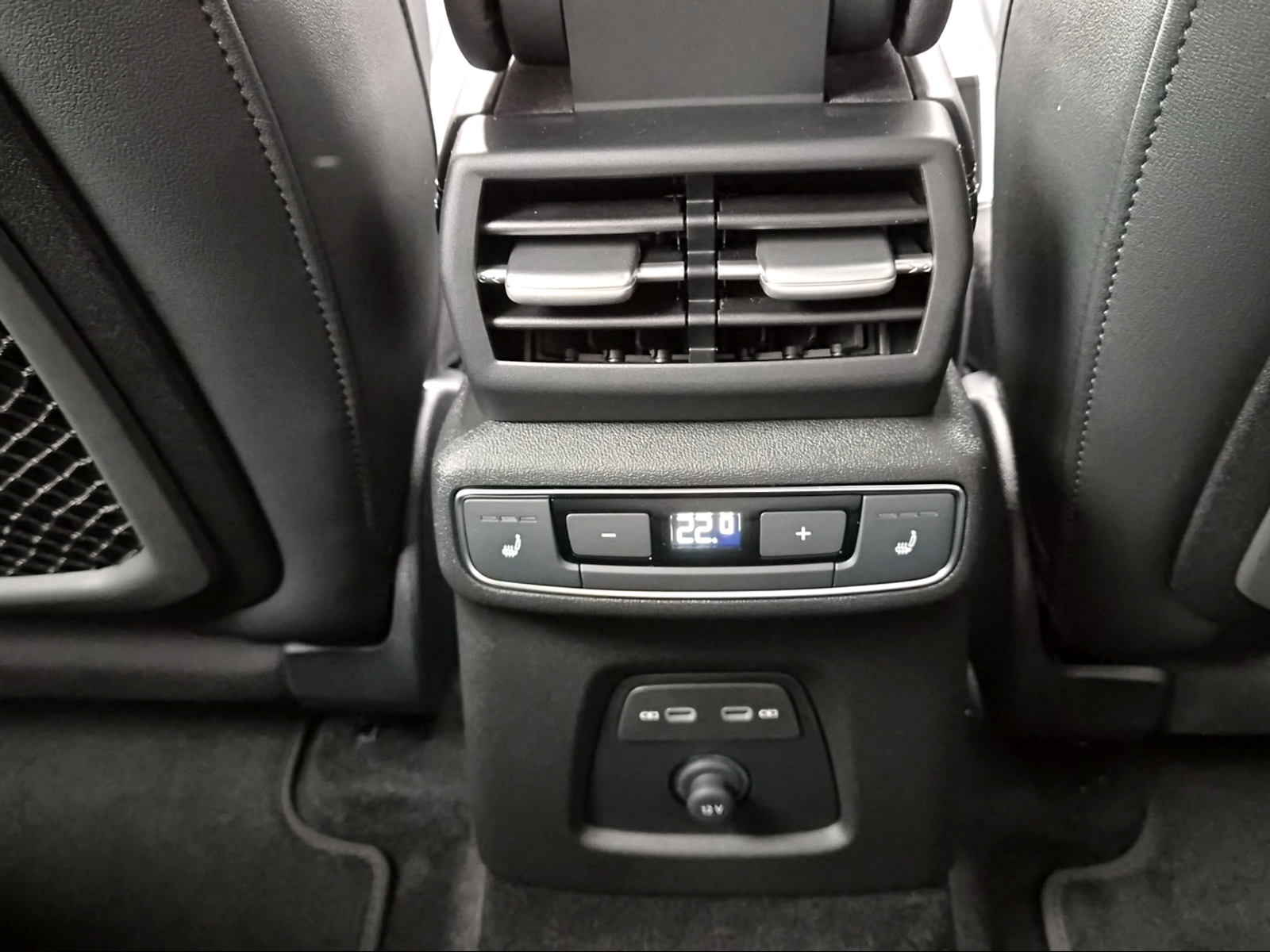 AUDI Q4 e-tron SUV quattro performance Swiss Ski Gletscherweiss Metallic-image-15