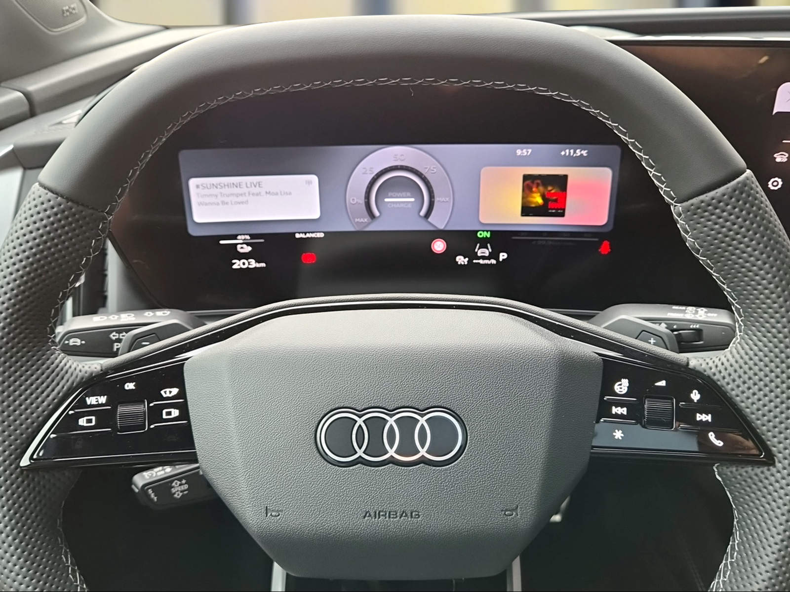 AUDI Q4 e-tron SUV quattro performance Swiss Ski Gletscherweiss Metallic-image-11