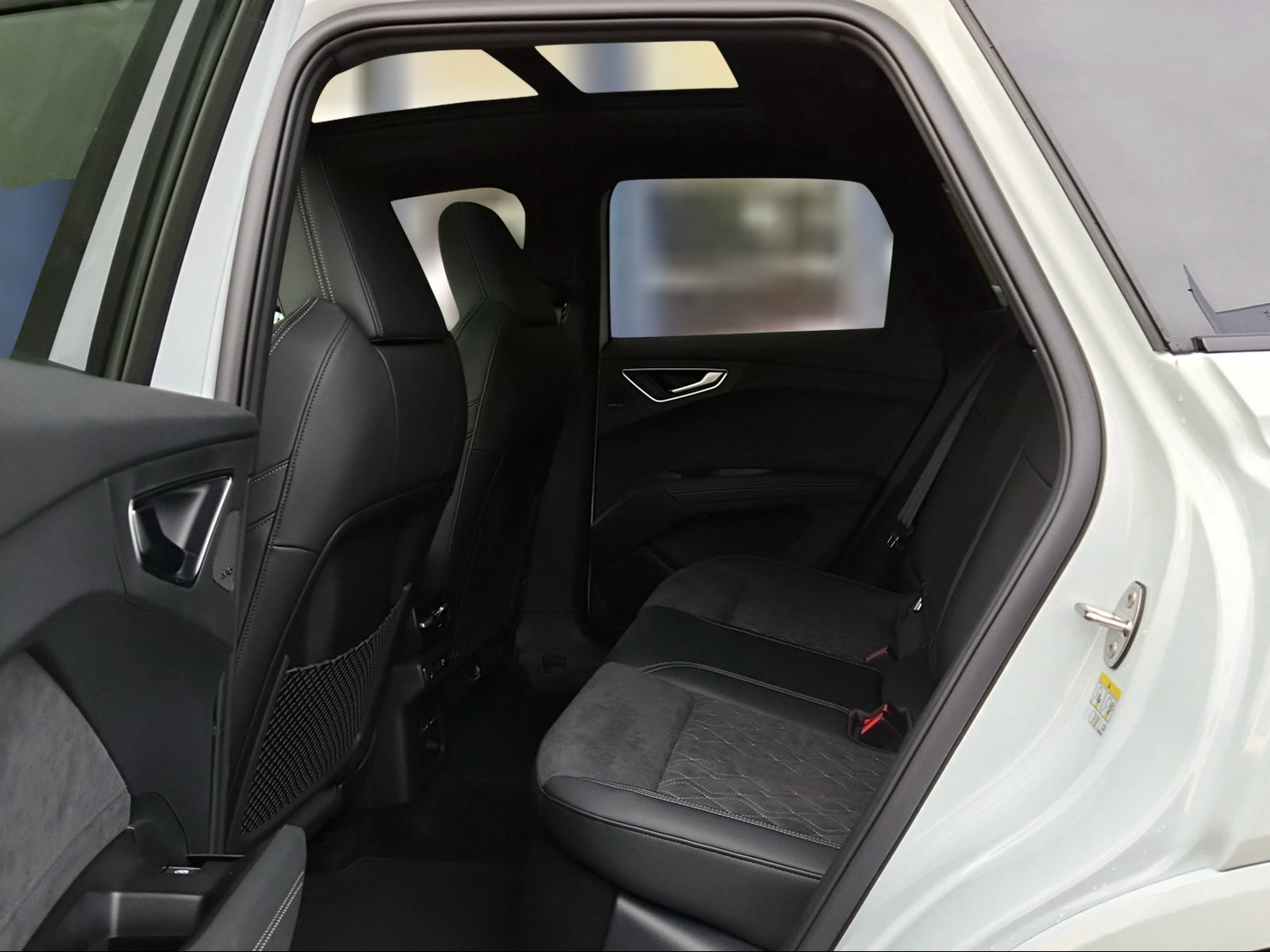 AUDI Q4 e-tron SUV quattro performance Swiss Ski Gletscherweiss Metallic-image-9