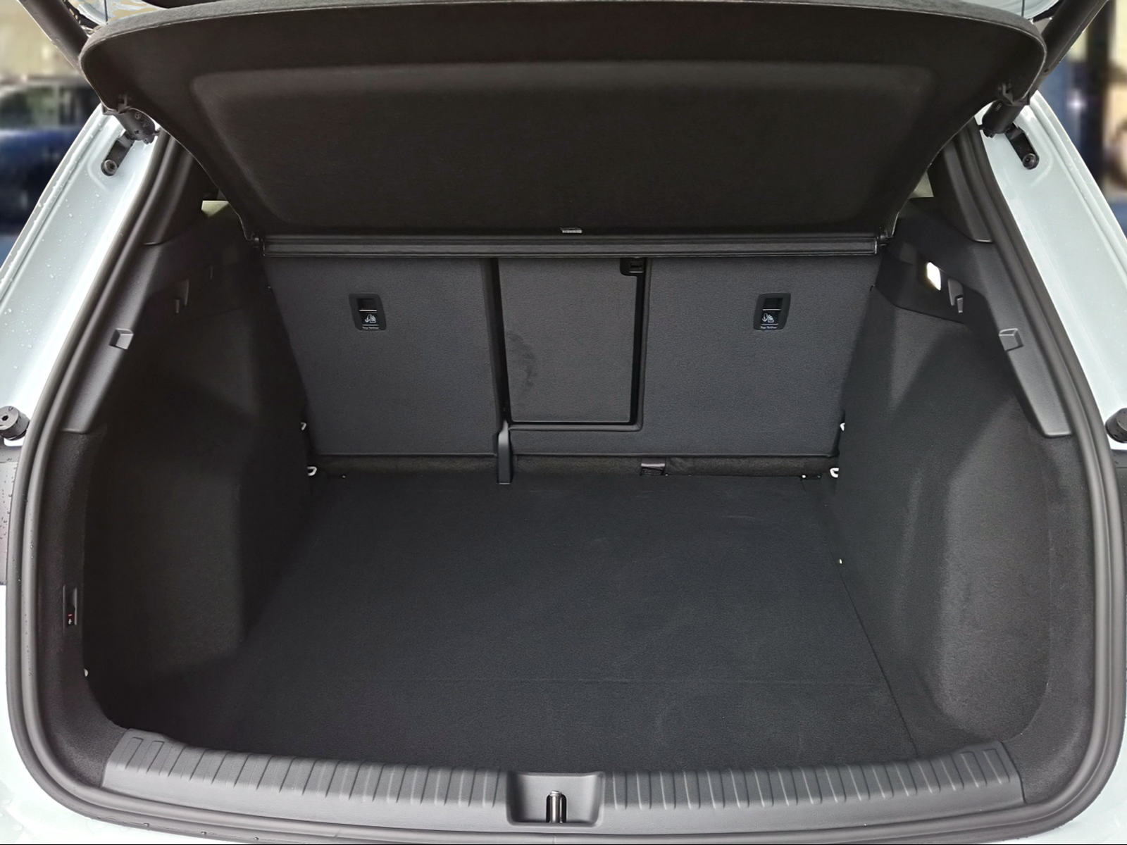 AUDI Q4 e-tron SUV quattro performance Swiss Ski Gletscherweiss Metallic-image-5