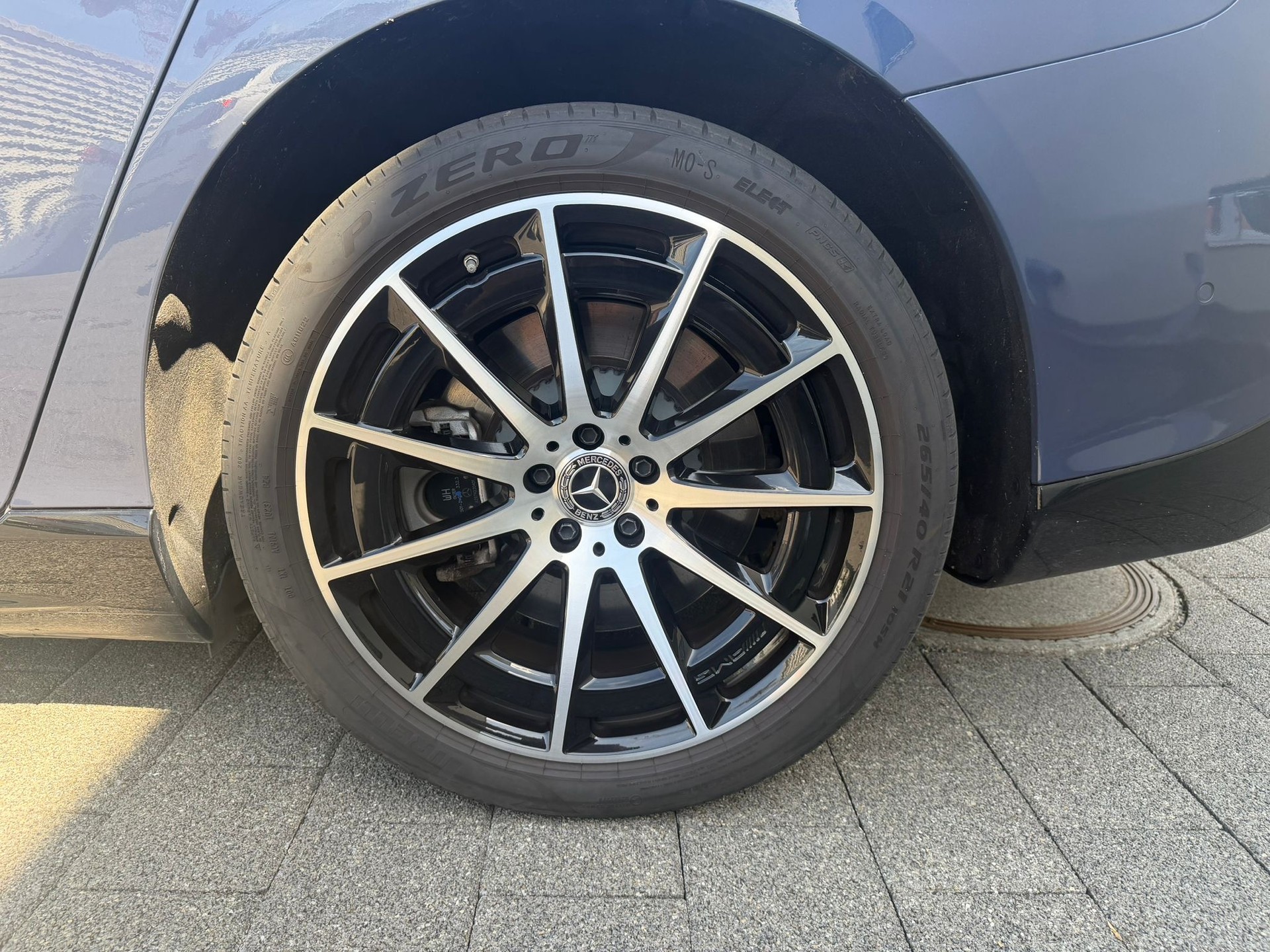 MERCEDES-BENZ EQS 580 Executive Edition AMG Line 4matic-image-3