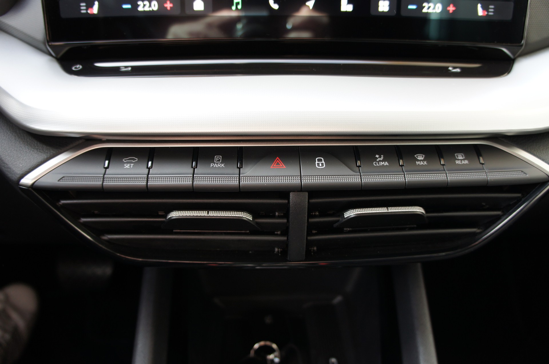 SKODA Octavia Combi 1.5 TSI mHEV DSG Selection-image-18