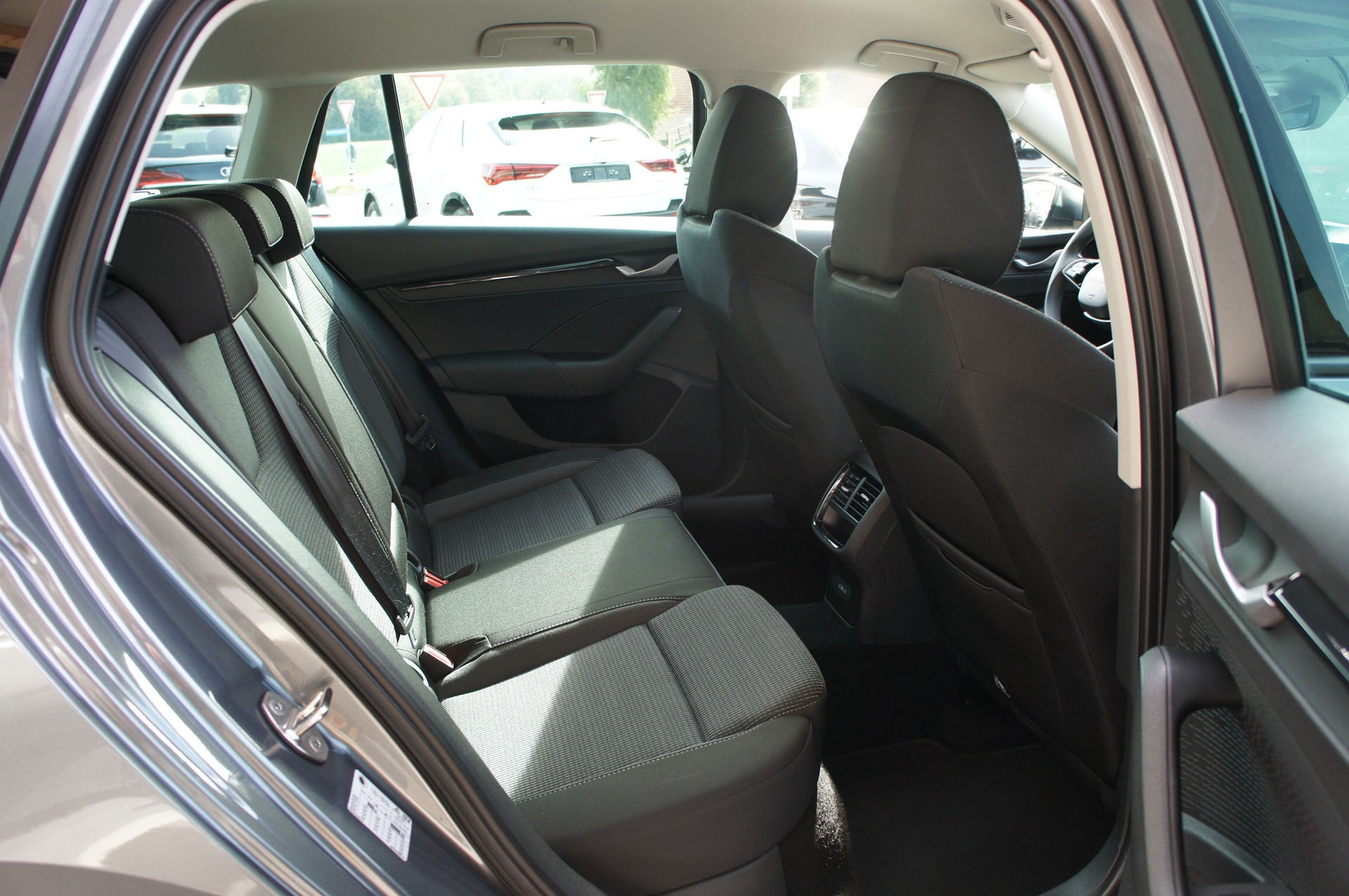 SKODA Octavia Combi 1.5 TSI mHEV DSG Selection-image-9